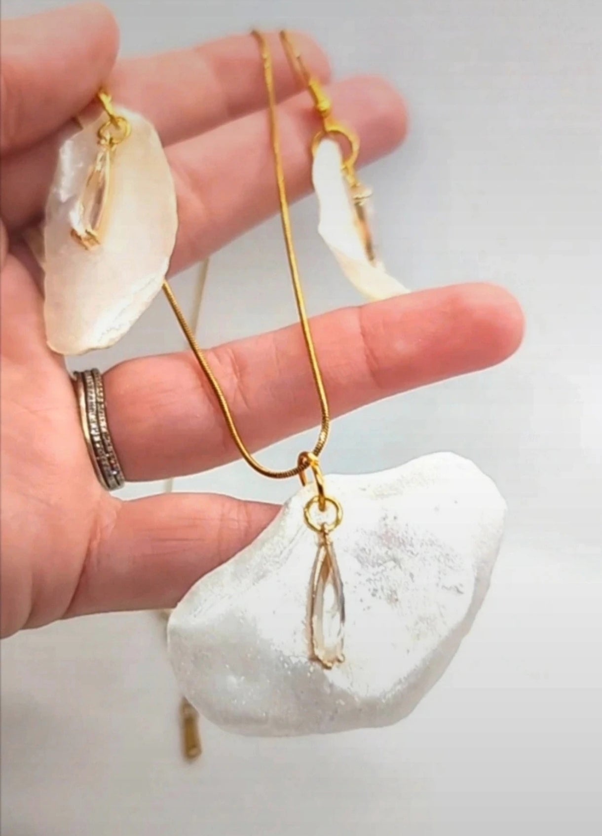 Conjunto de Pendientes y Colgante de pétalos de orquídea real en Resina • Joyería Botánica Hecha a Mano. Joyas en resina.