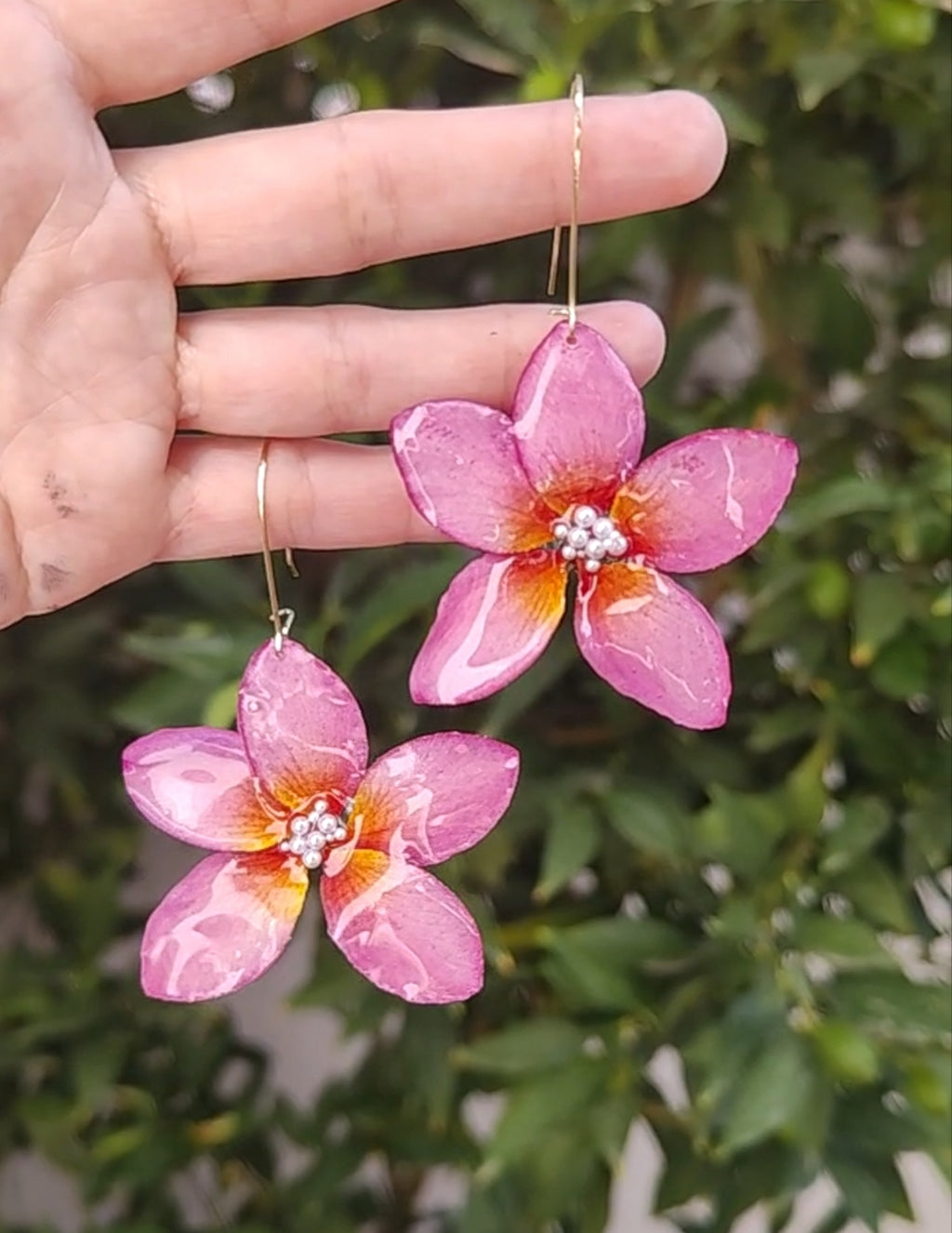 Pendientes flor de plumeria resinada con perlita central. Hechos a mano. Ganchos de acero inoxidable. Joyería floral ligera y elegante