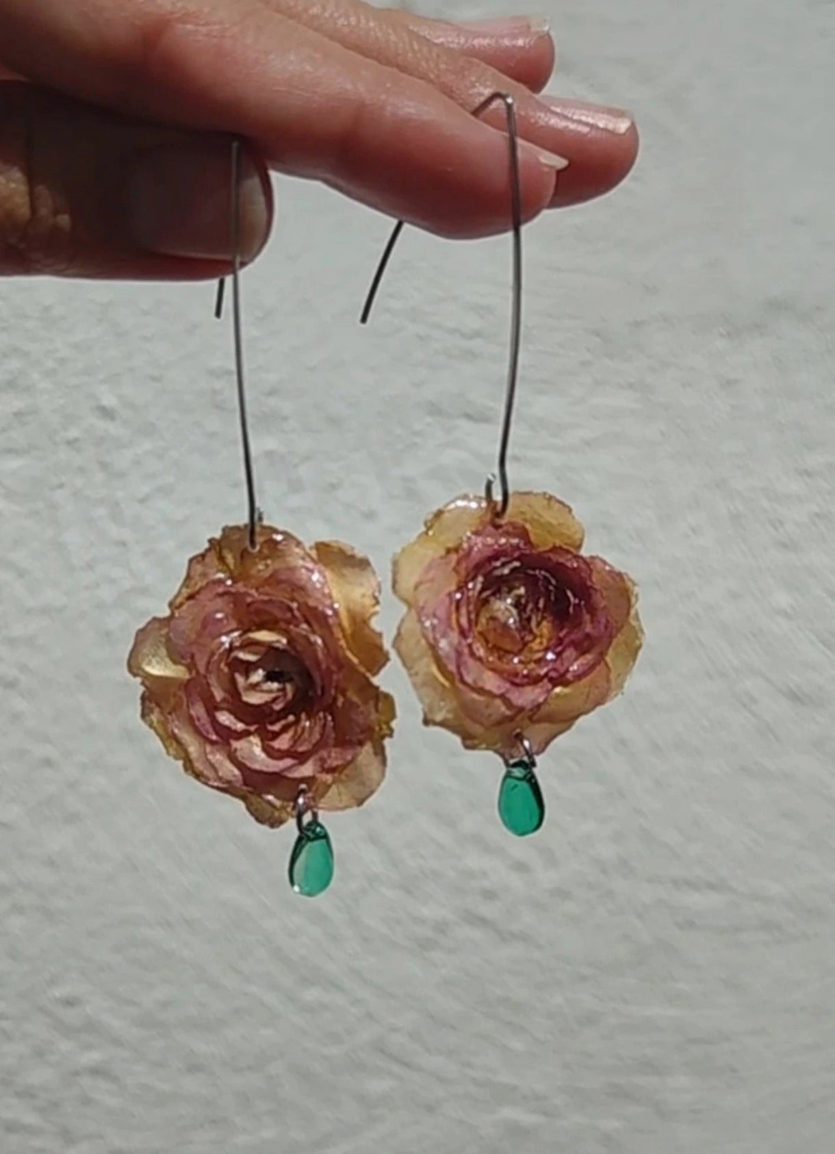 Pendientes de mini rosas reales resinadas