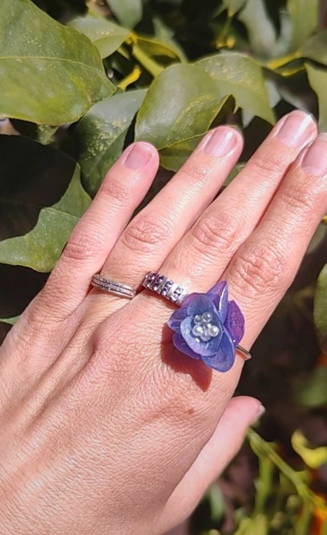 Anillo de hortensia bicolor real resinada