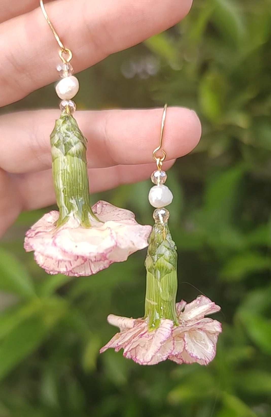 Pendientes artesanales con mini claveles naturales resinados, perlas naturales de río y acero inoxidable