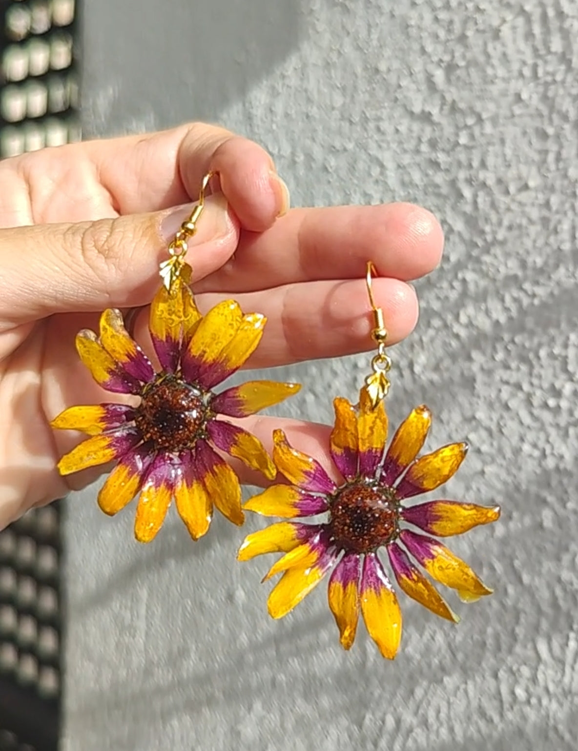 Margaritas bicolor auténticas resinadas con enganche de acero inoxidable – Joyería natural
