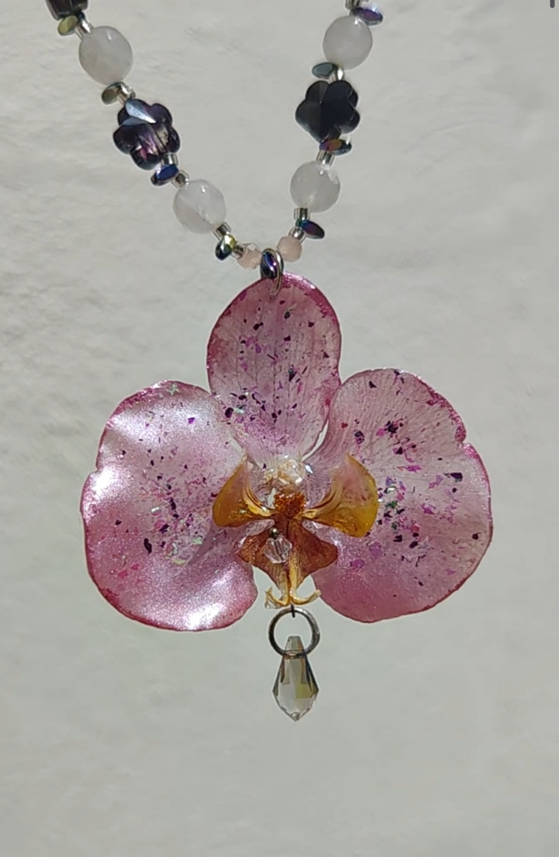 Collar de orquídea real con cristal facetado y cuarzo