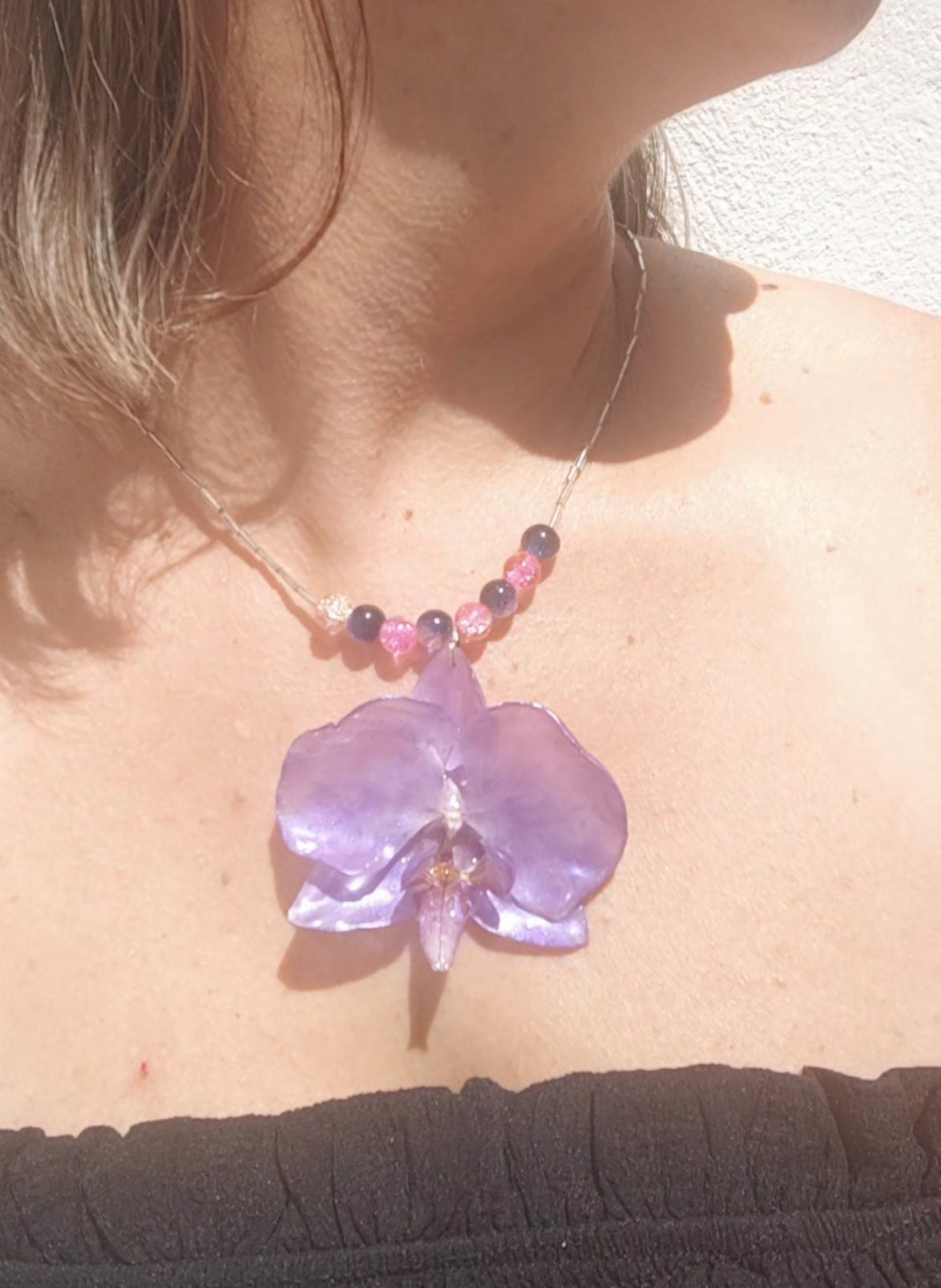 Collar con orquídea auténtica en resina