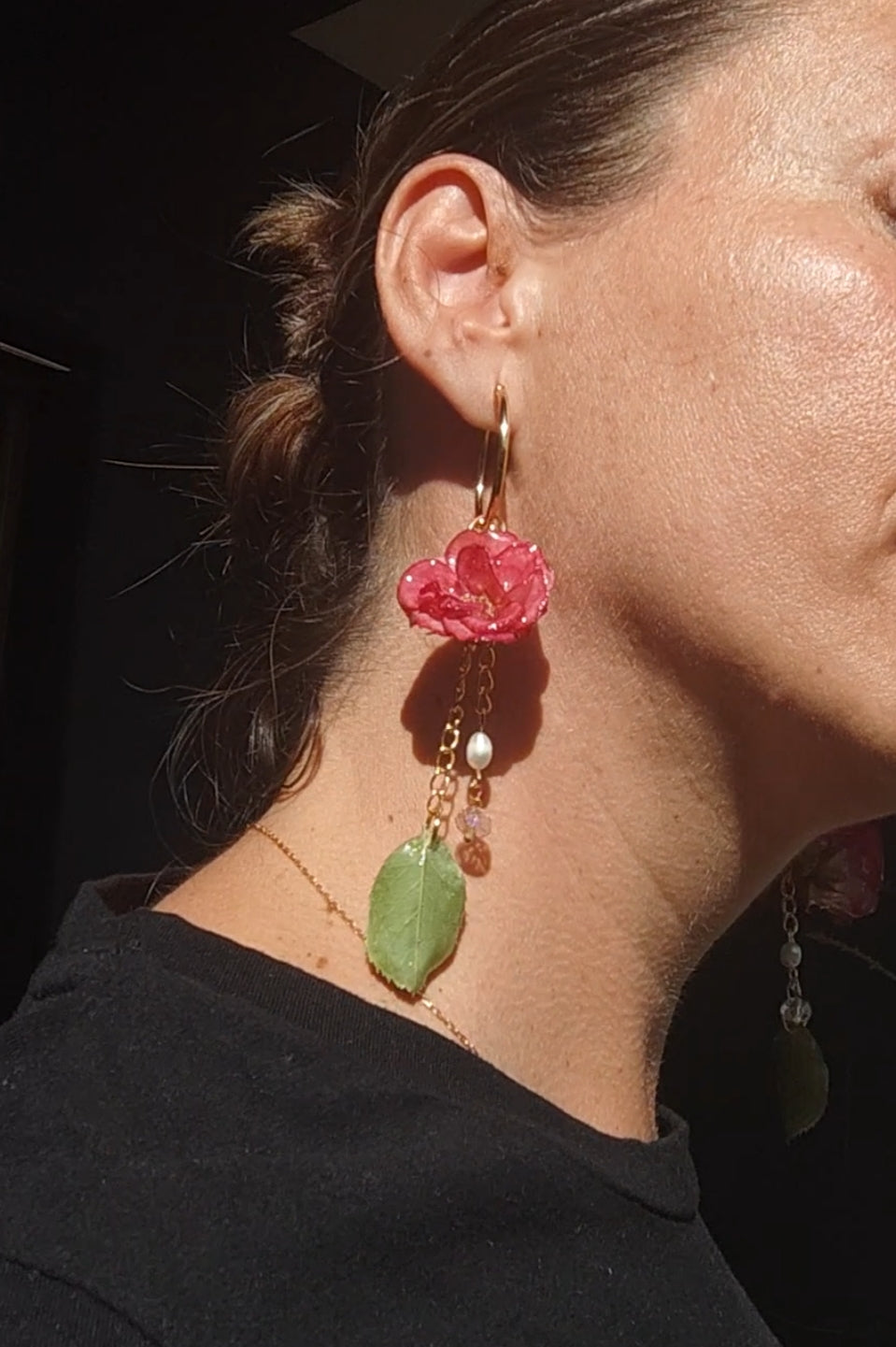 Pendientes de aro con rosas reales resinadas y colgantes de perlas y cristal facetado. Joyería artesanal romántica y elegante