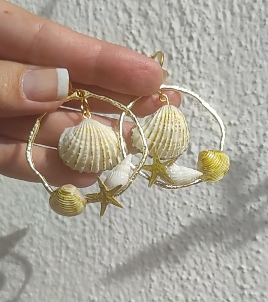 Pendientes de conchas naturales hechos a mano