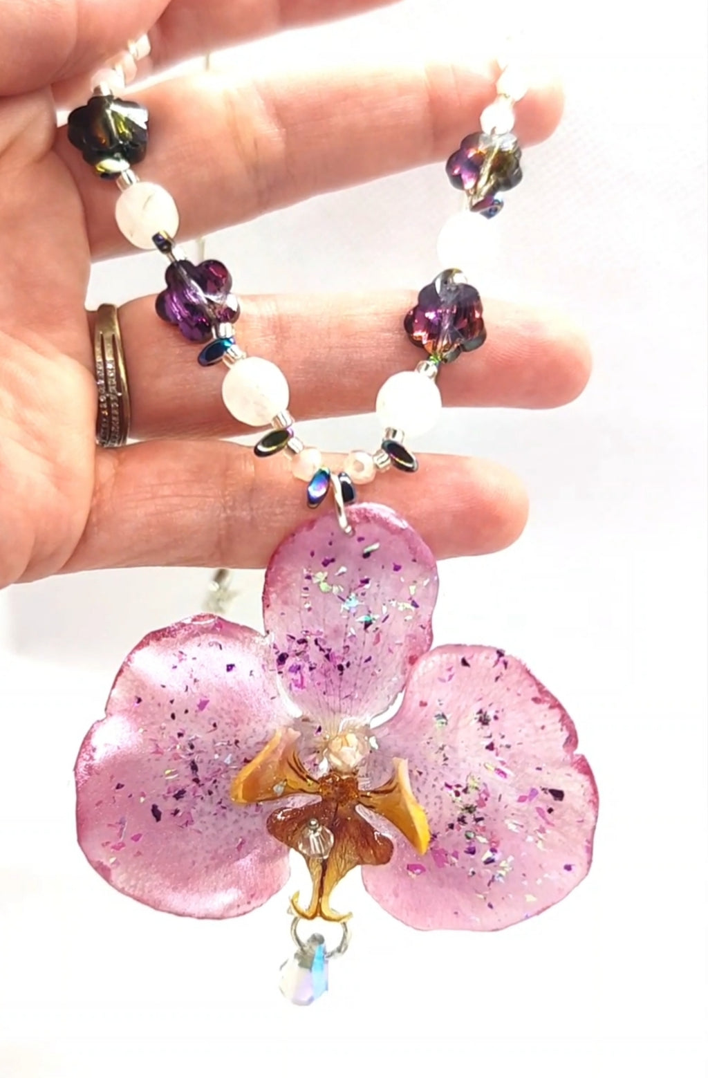 Collar de orquídea real con cristal facetado y cuarzo