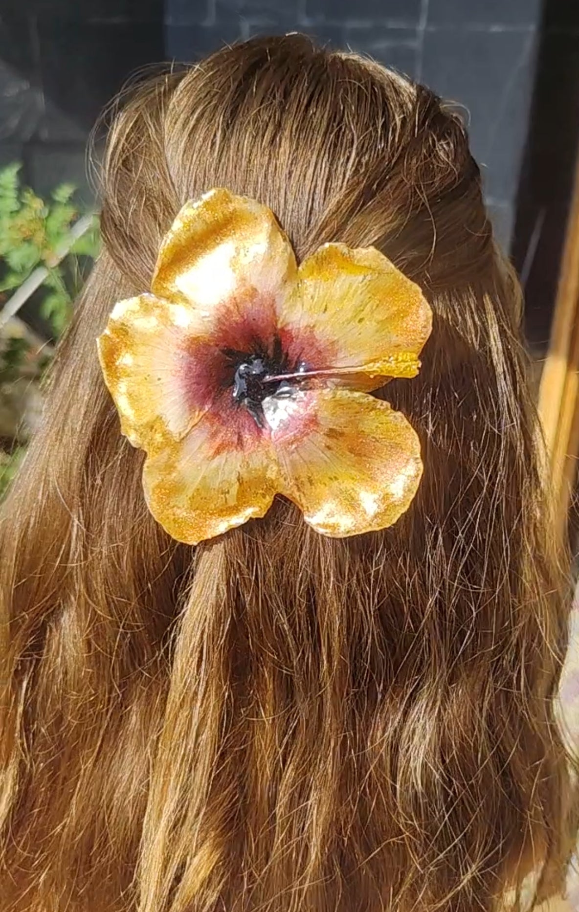 Horquilla de hibisco naranja real hecha a mano, preservada en resina. Accesorio floral boho para cabello, ideal para bodas, verano y estilo fairycore.
