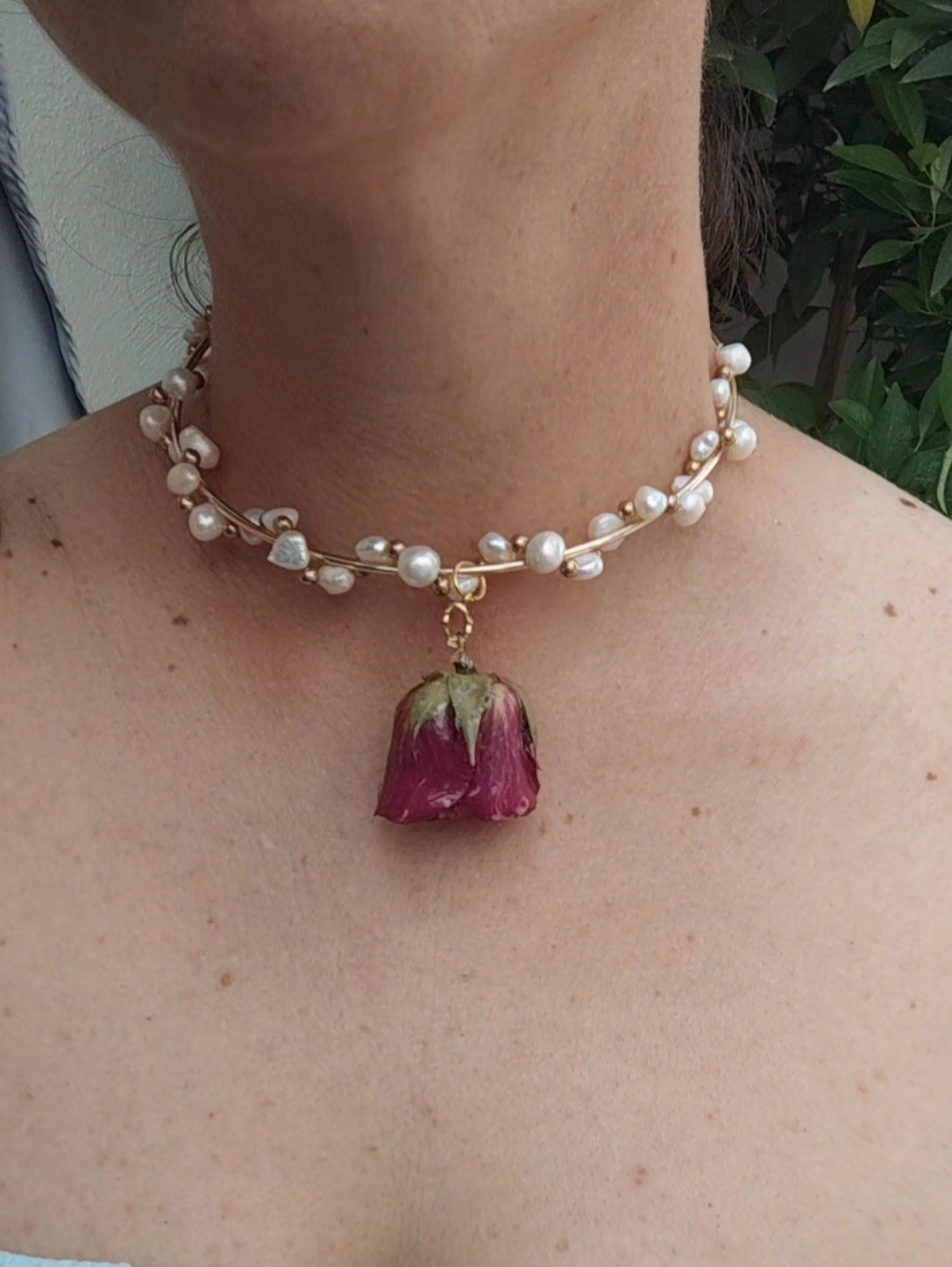 Collar Exclusivo de Perlas Naturales y Rosa Roja Preservada | Joyería Artesanal Única | eternalflowersbyMonicaDelgado