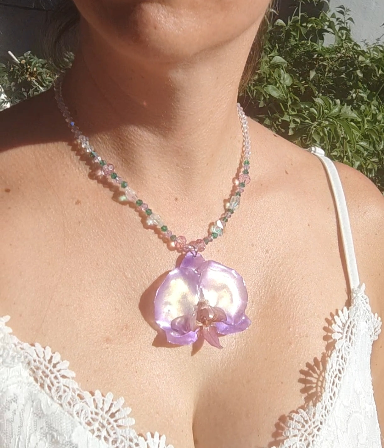 Collar de orquídea auténtica hecho a mano, lila y blanco con cadena de cristal facetado