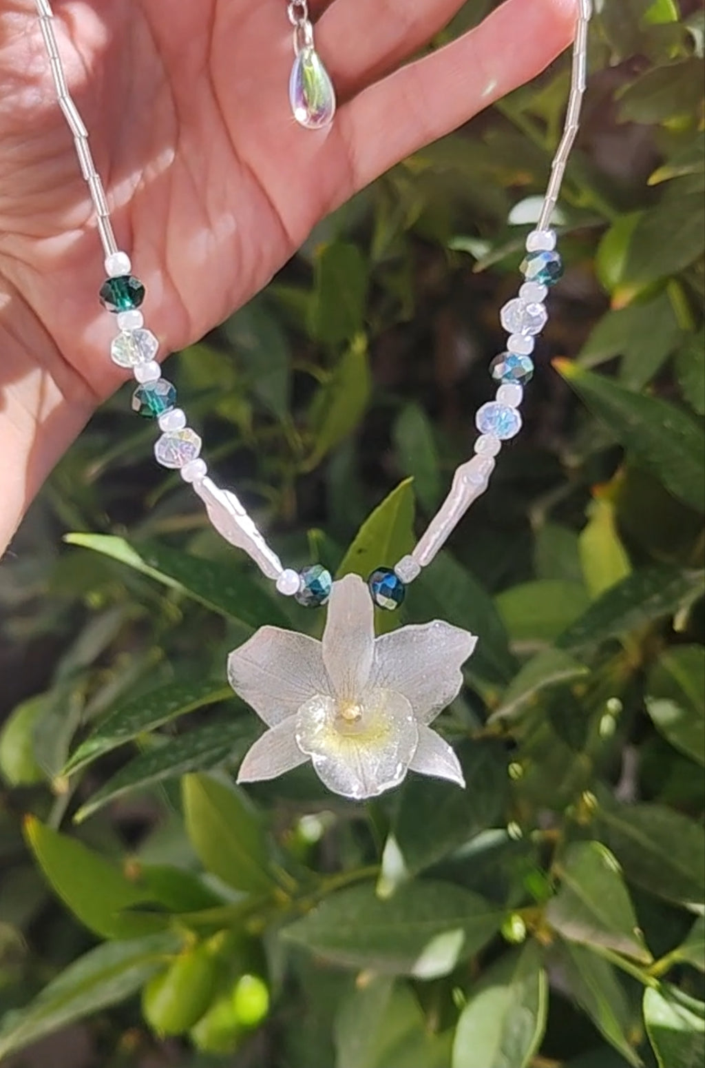Collar orquídea dendrobium blanca en resina. Joyería artesanal con cristal checo y perlas. Collar ajustable elegante
