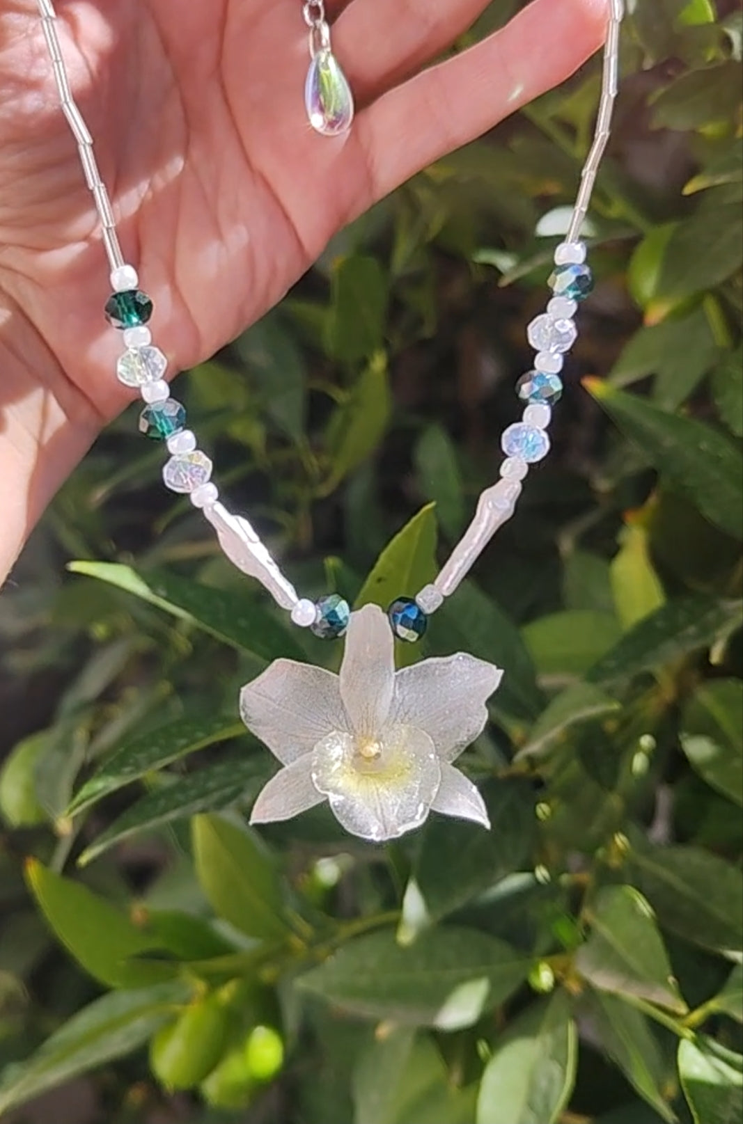 Collar orquídea dendrobium blanca en resina. Joyería artesanal con cristal checo y perlas. Collar ajustable elegante