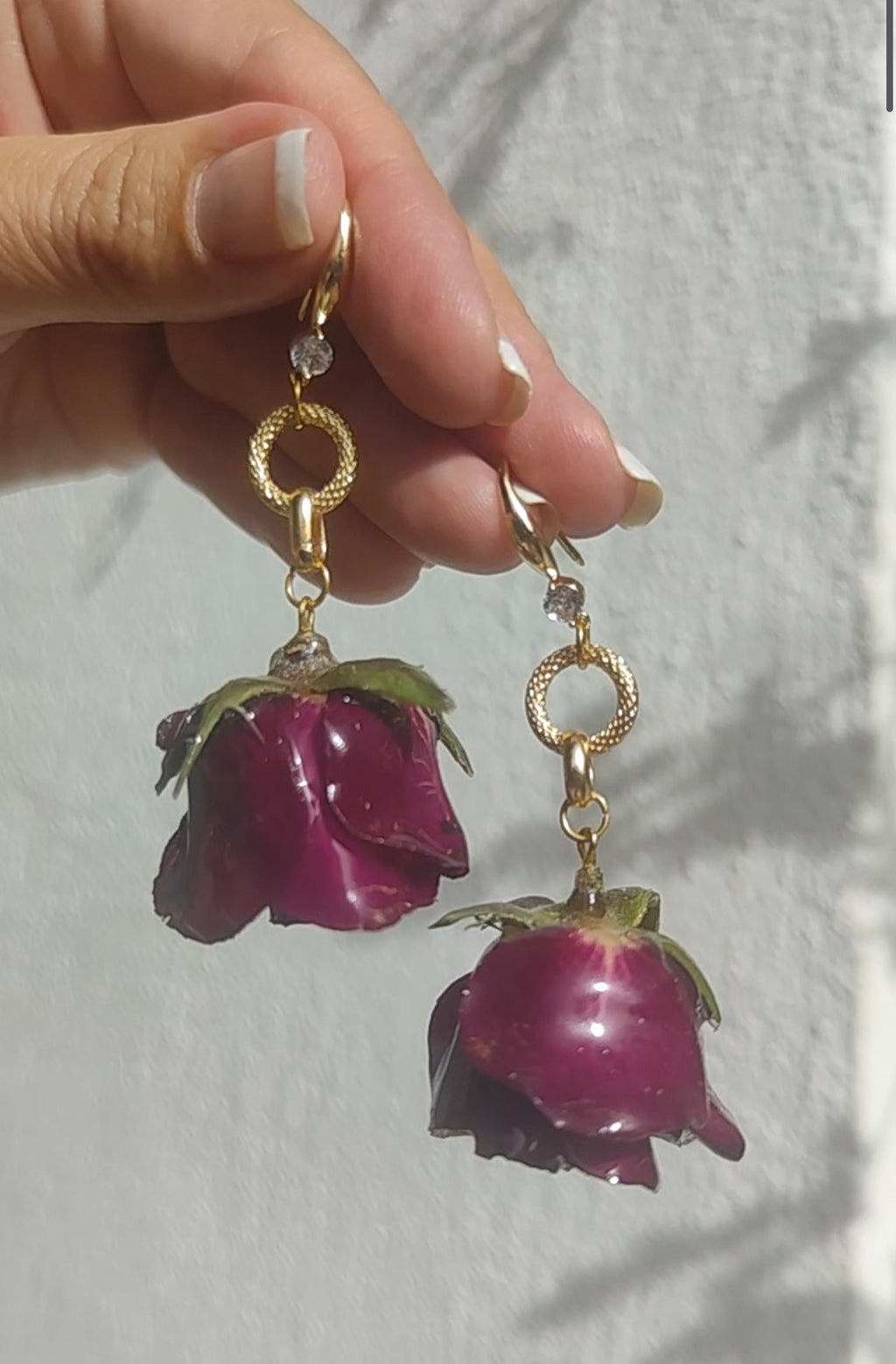 Pendientes de Rosa Real en Resina. En Oro 18 k con Circonita . Joya Artesanal Romántica Regalo Mujer. Pendientes rosas auténticas