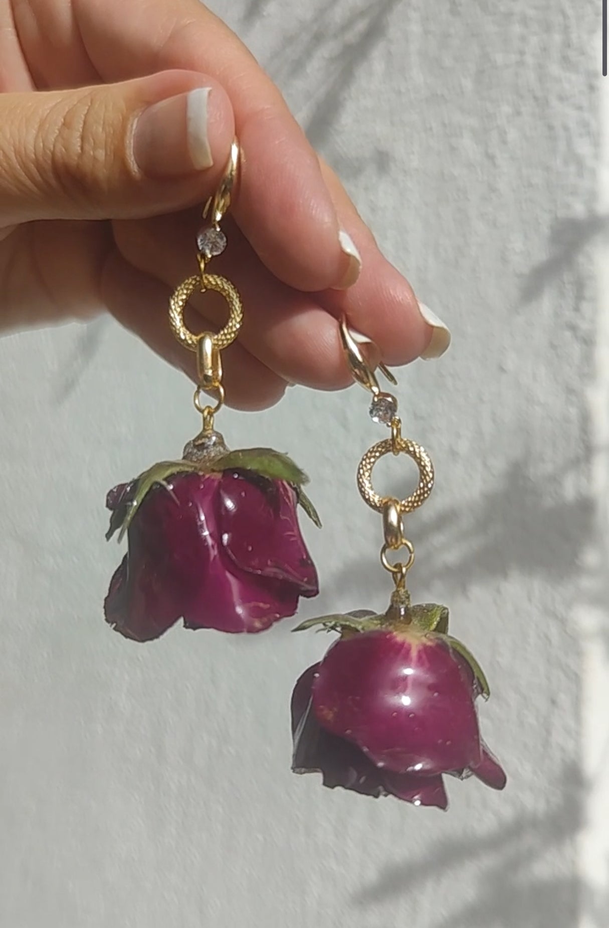 Pendientes de Rosa Real en Resina. En Oro 18 k con Circonita . Joya Artesanal Romántica Regalo Mujer. Pendientes rosas auténticas