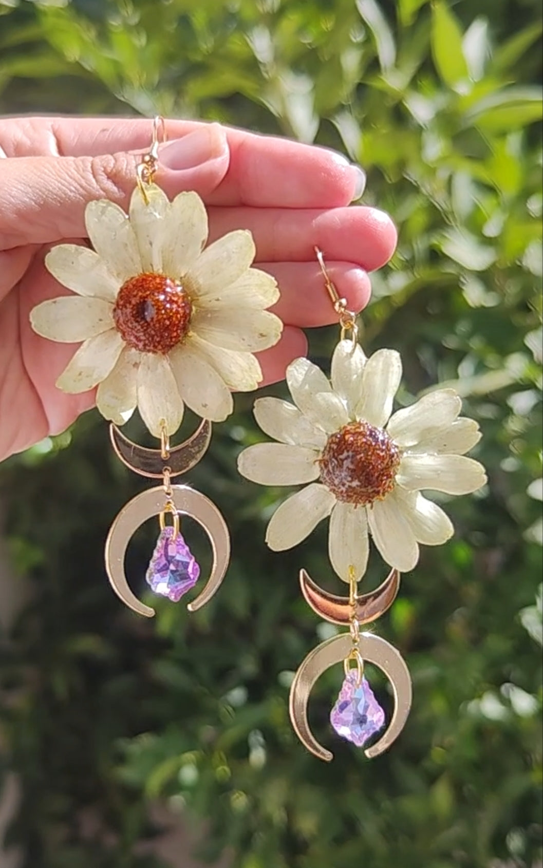 Pendientes con margaritas reales resinadas blancas y luna dorada. Joyas naturales hechas a mano. Pendientes únicos de resina y acero inoxidable