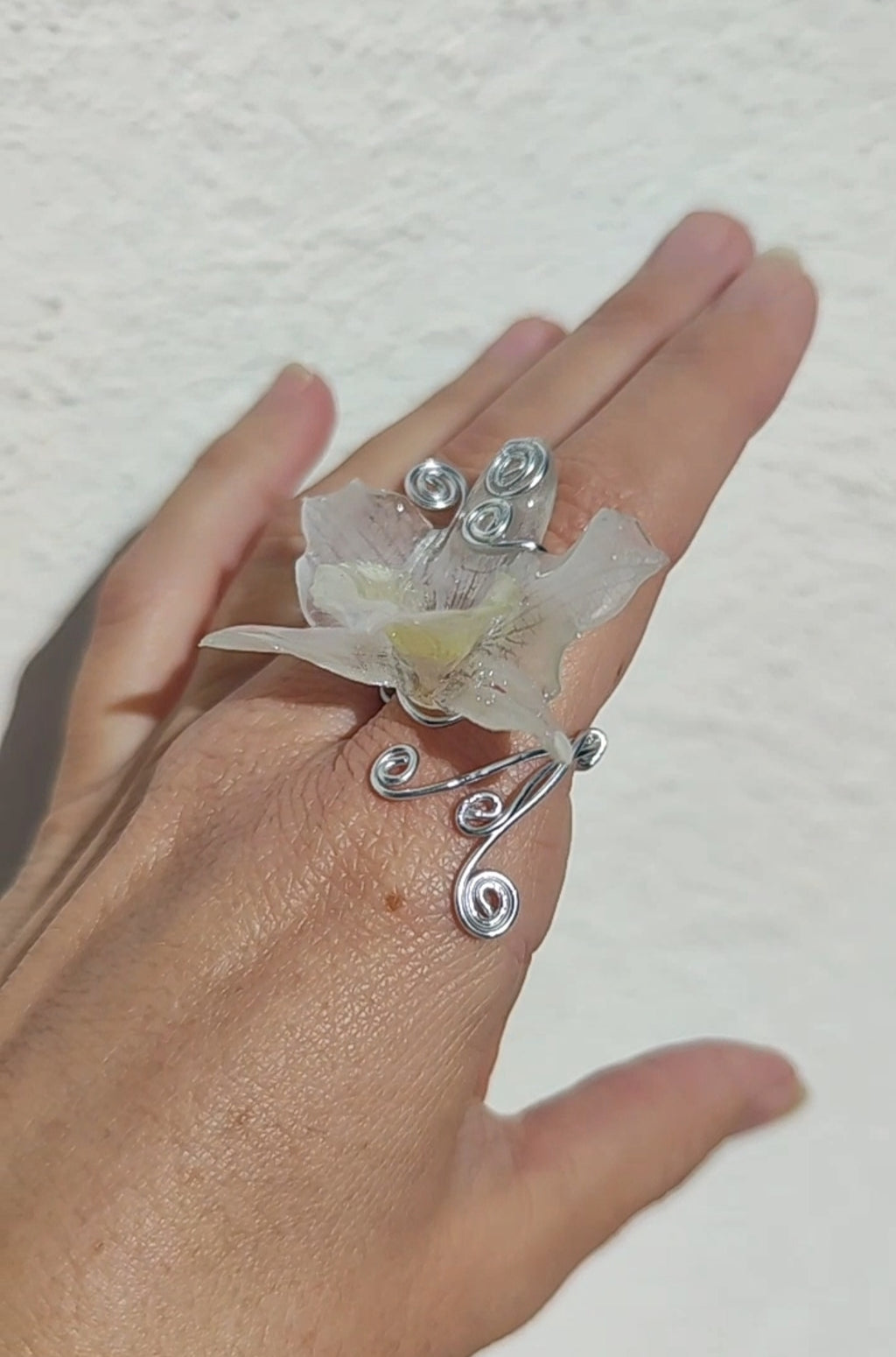 Anillo hecho a mano con alambre y orquídea blanca dendrobium