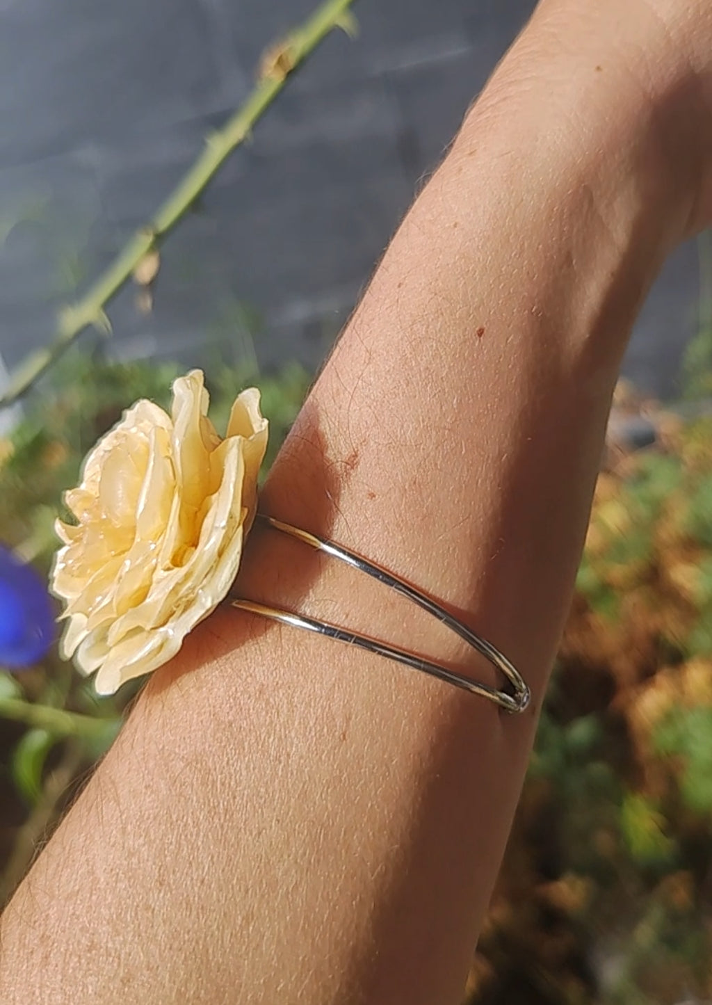 Pulsera con rosa blanca real resinada. Joya natural hecha a mano. Regalo romántico y único para ella. Pulsera de flor preservada