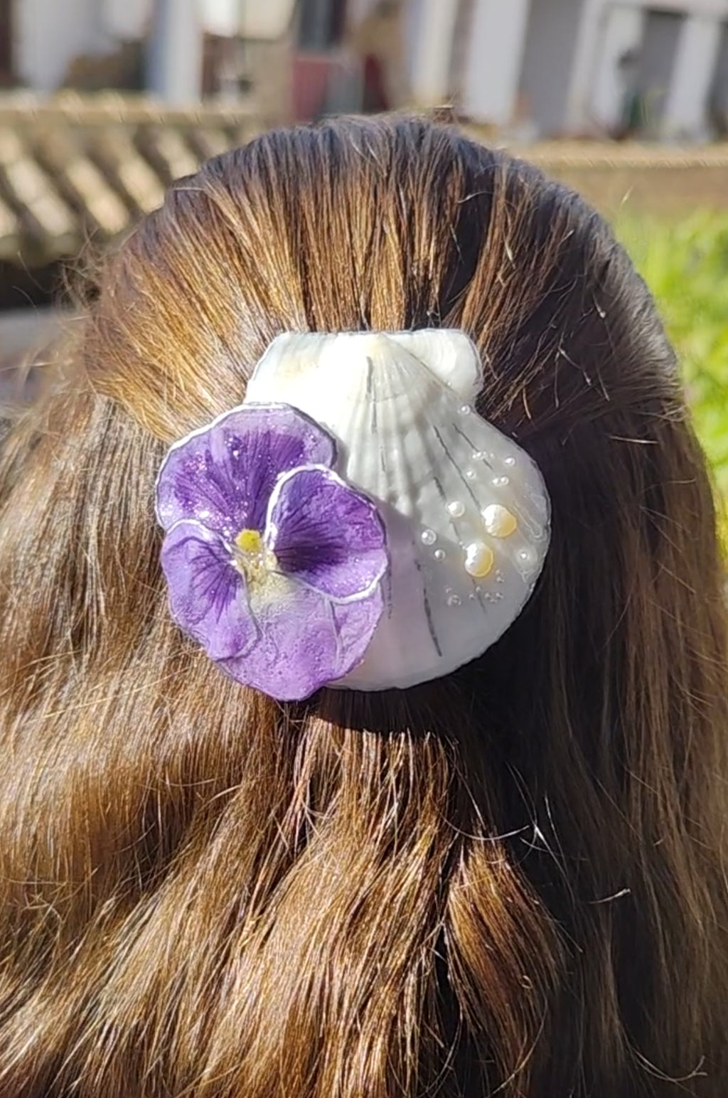 Clip de Pelo con Concha Natural y Flor Preservada de pensamiento resinado y Perlas de Río. Accesorio de Pelo Hecho a Mano