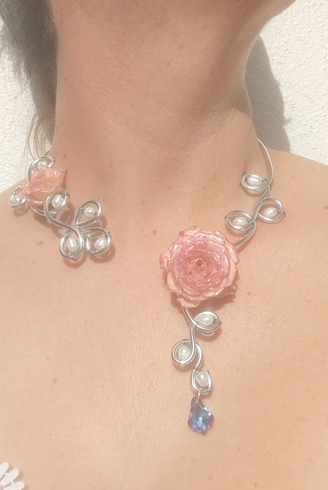 Collar de Alambrismo Hecho a Mano con Perlas Naturales de Río y Rosa Real Resinada – Joyería Artesanal Única