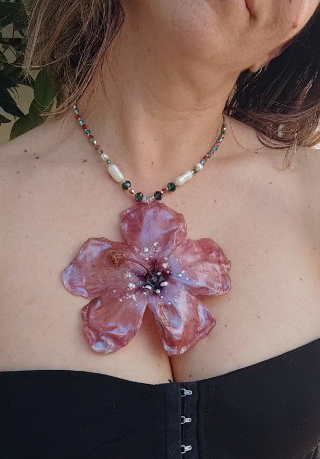 Collar Hibisco Rojo Hecho a Mano, Collar con Perlas Barrocas Naturales, Cristal Facetado y Nácar Iridiscente, Joyería Floral