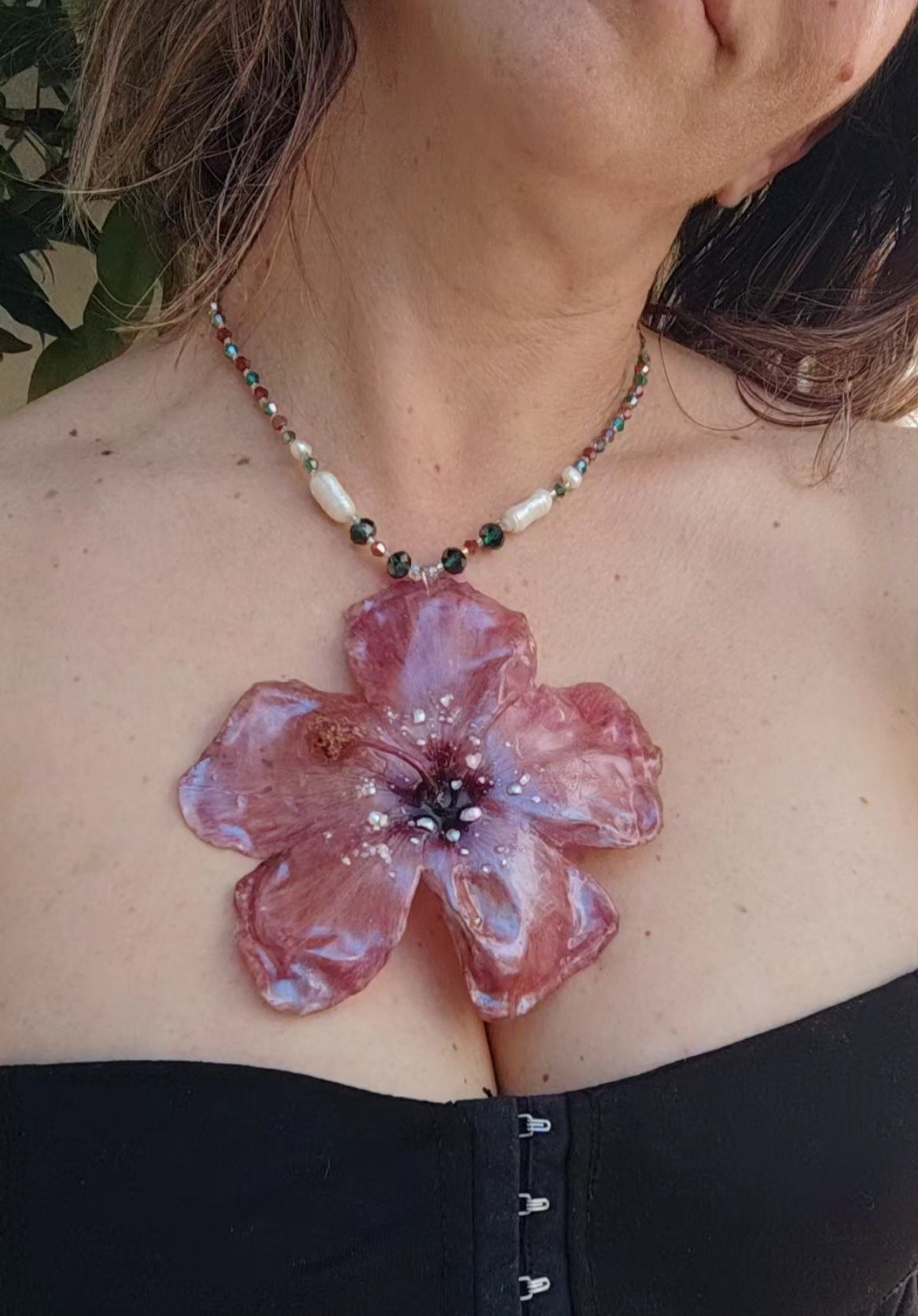 Collar Hibisco Rojo Hecho a Mano, Collar con Perlas Barrocas Naturales, Cristal Facetado y Nácar Iridiscente, Joyería Floral