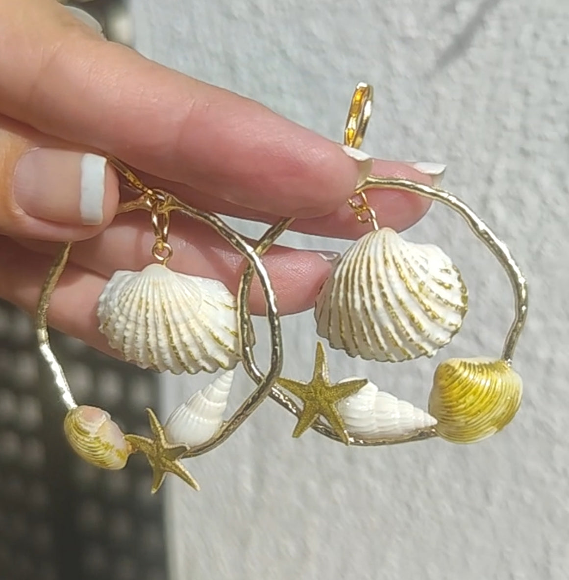 Pendientes de conchas naturales hechos a mano
