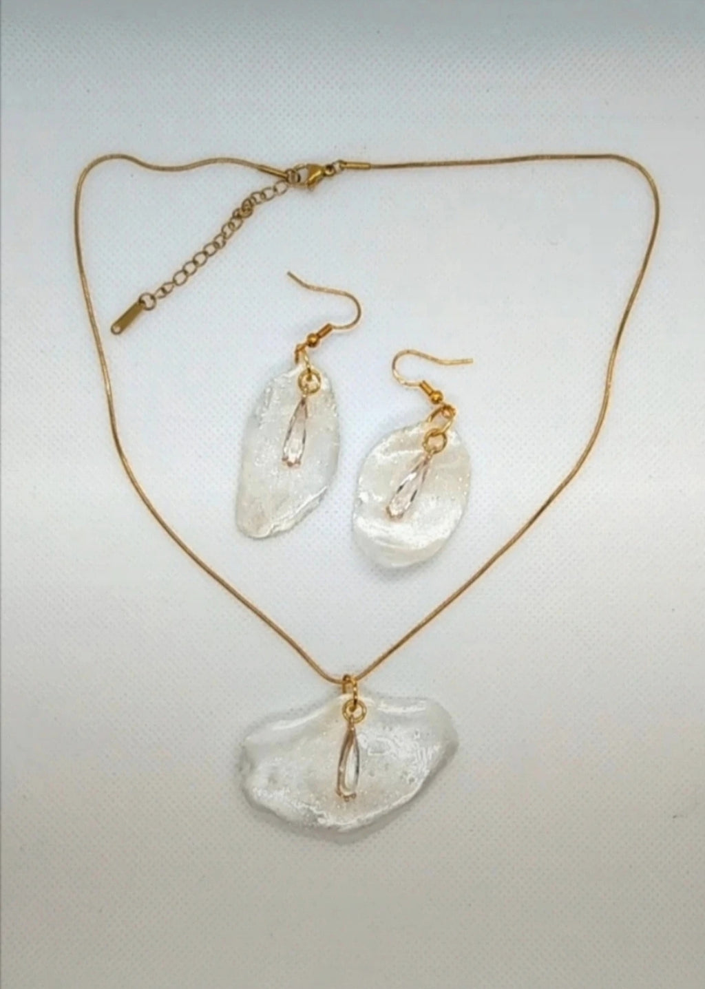 Conjunto de Pendientes y Colgante de pétalos de orquídea real en Resina • Joyería Botánica Hecha a Mano. Joyas en resina.