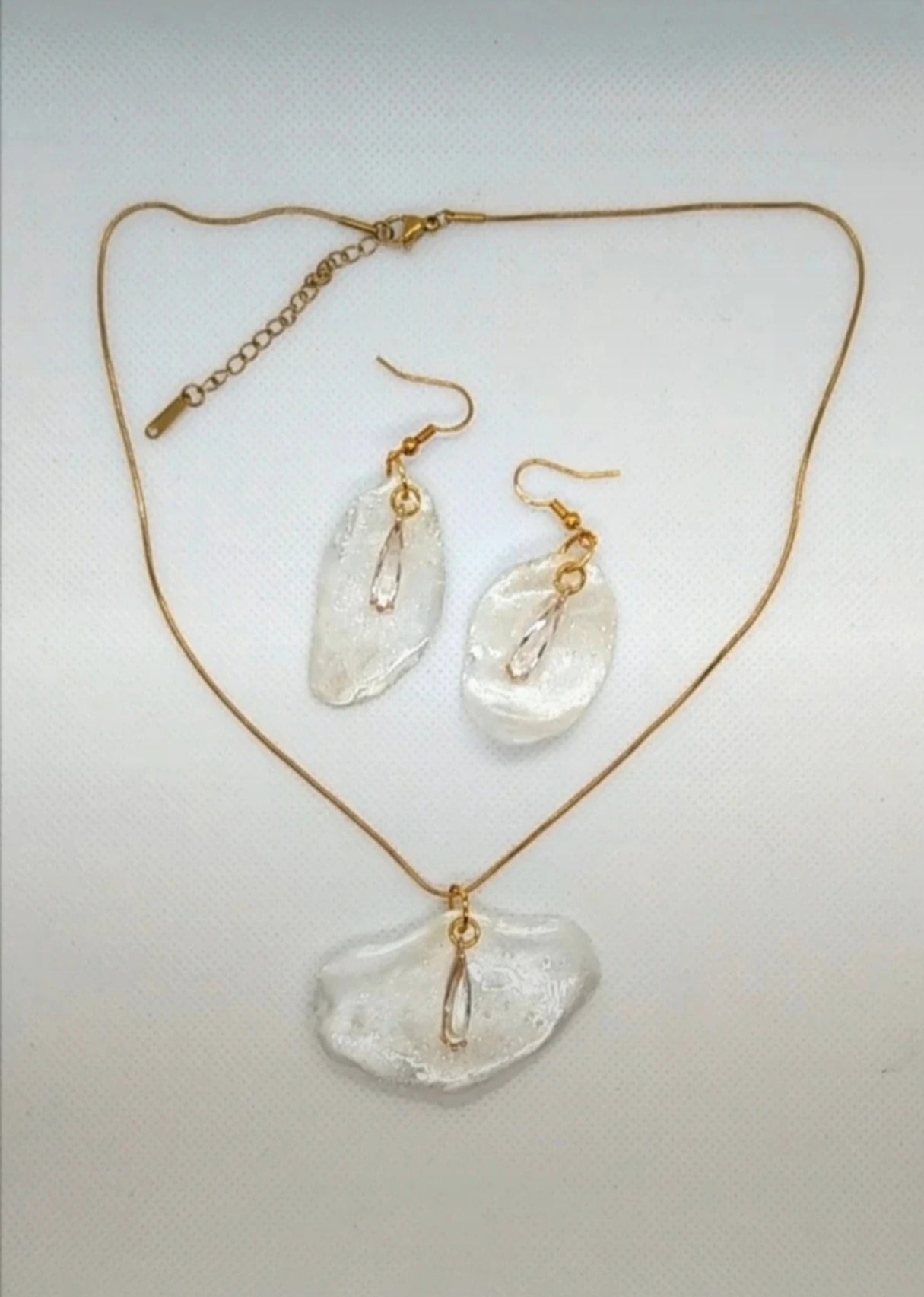 Conjunto de Pendientes y Colgante de pétalos de orquídea real en Resina • Joyería Botánica Hecha a Mano. Joyas en resina.