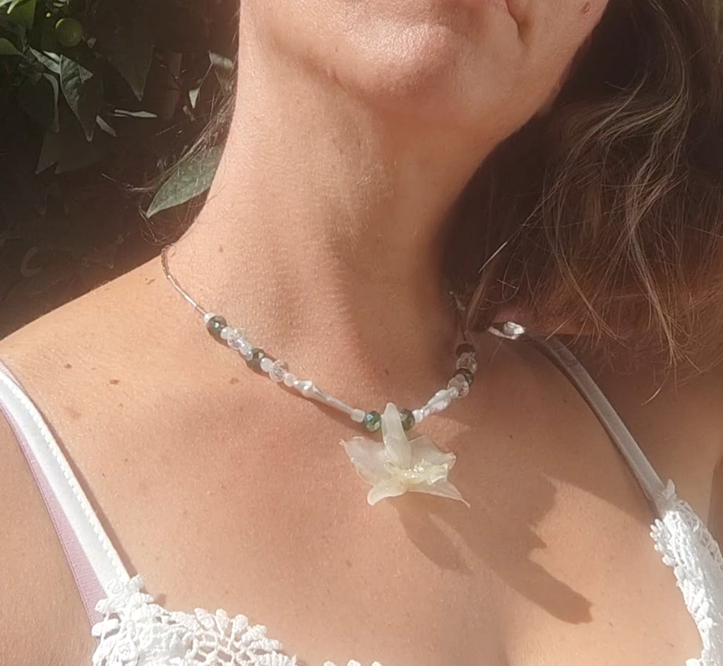 Collar orquídea dendrobium blanca en resina. Joyería artesanal con cristal checo y perlas. Collar ajustable elegante