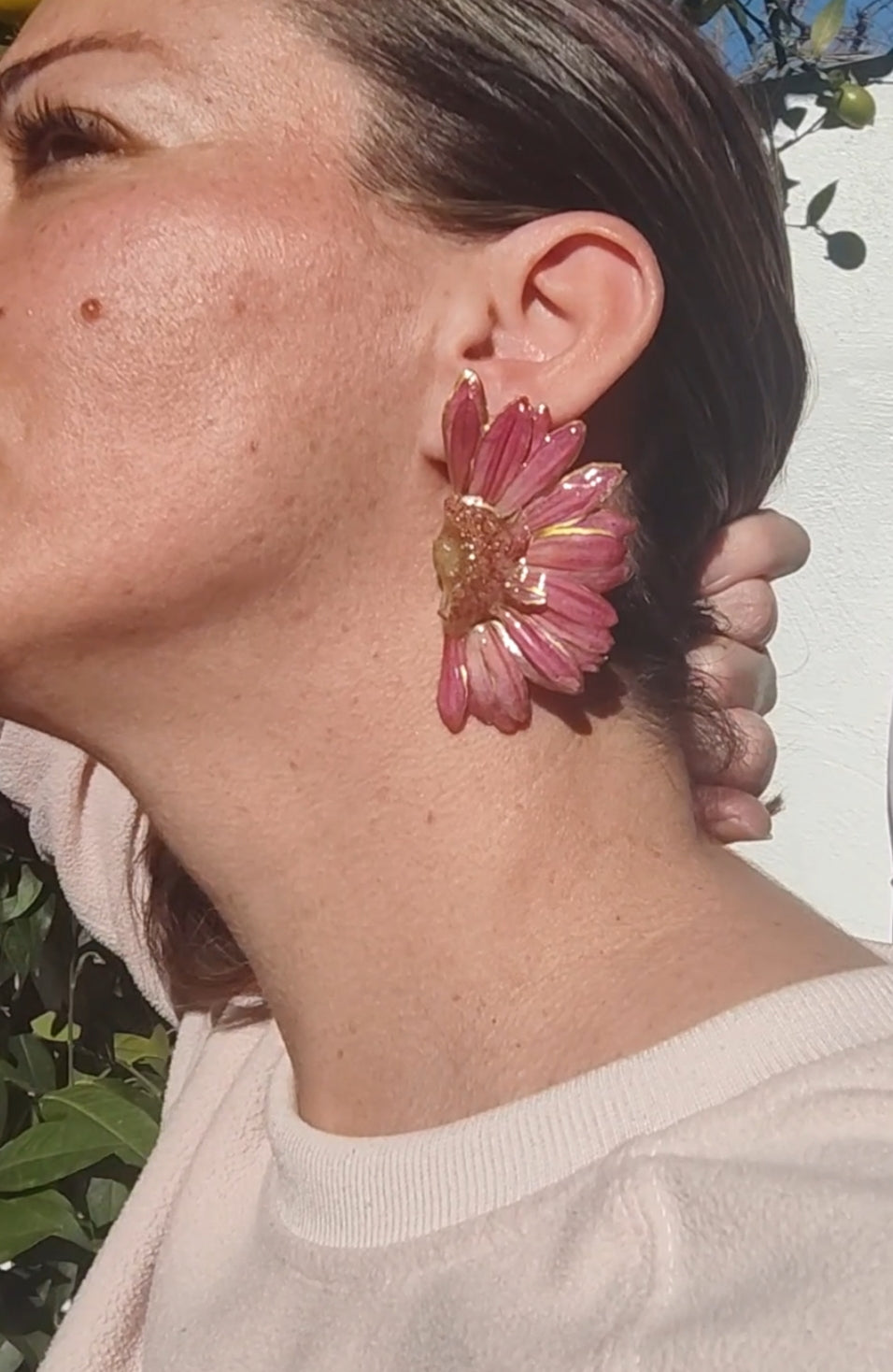 Pendientes de Gerberas Reales en Resina con Perfil Dorado – Joyería Floral Hecha a Mano – Flores Naturales Preservadas – Regalo Romántico y Boho