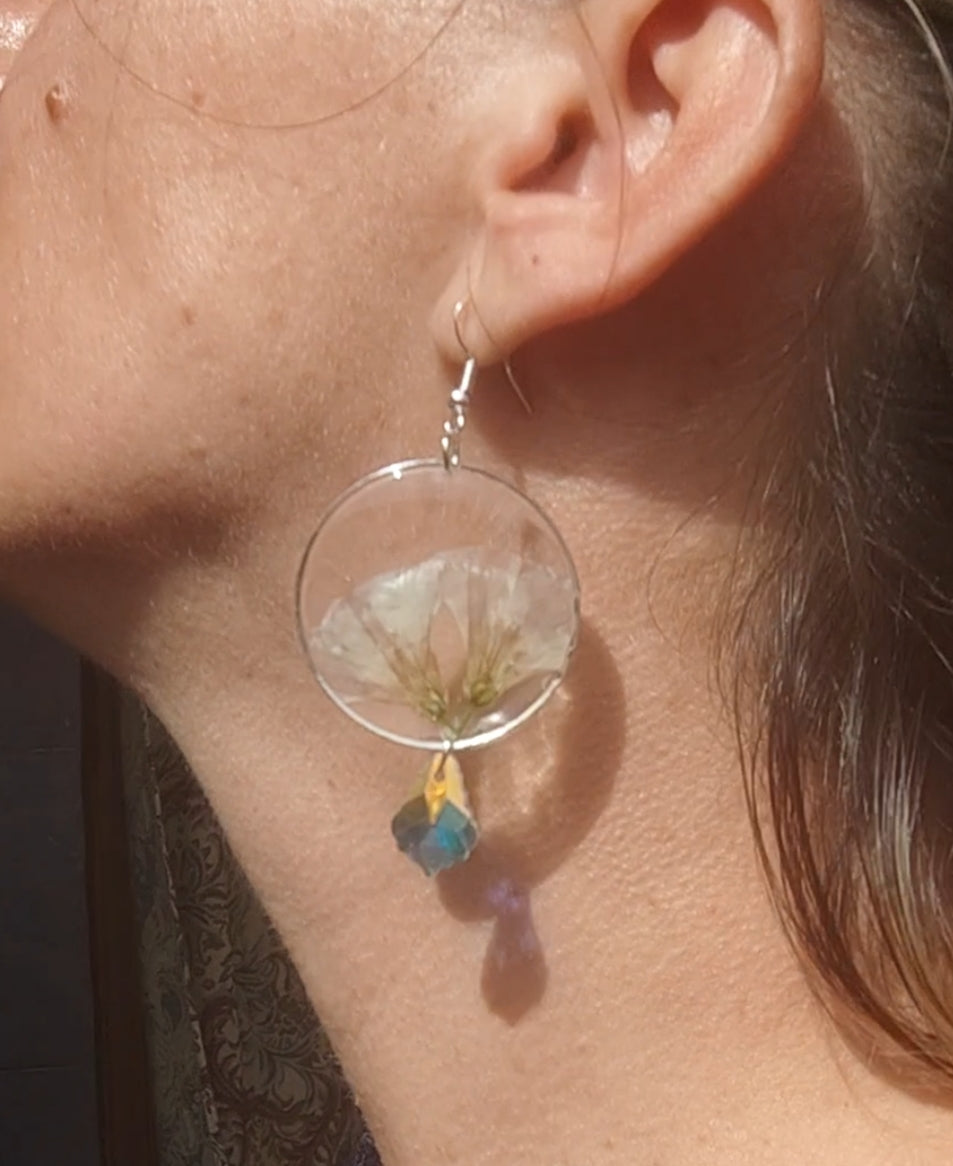 Pendientes con campanillas blancas salvajes en acero inoxidable y cristal facetado