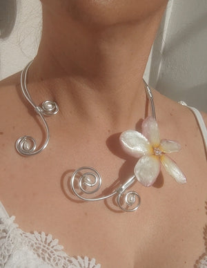 Collar Artesanal de Alambrismo con Perlas Naturales de Río y Flor de Plumeria Real Resinada