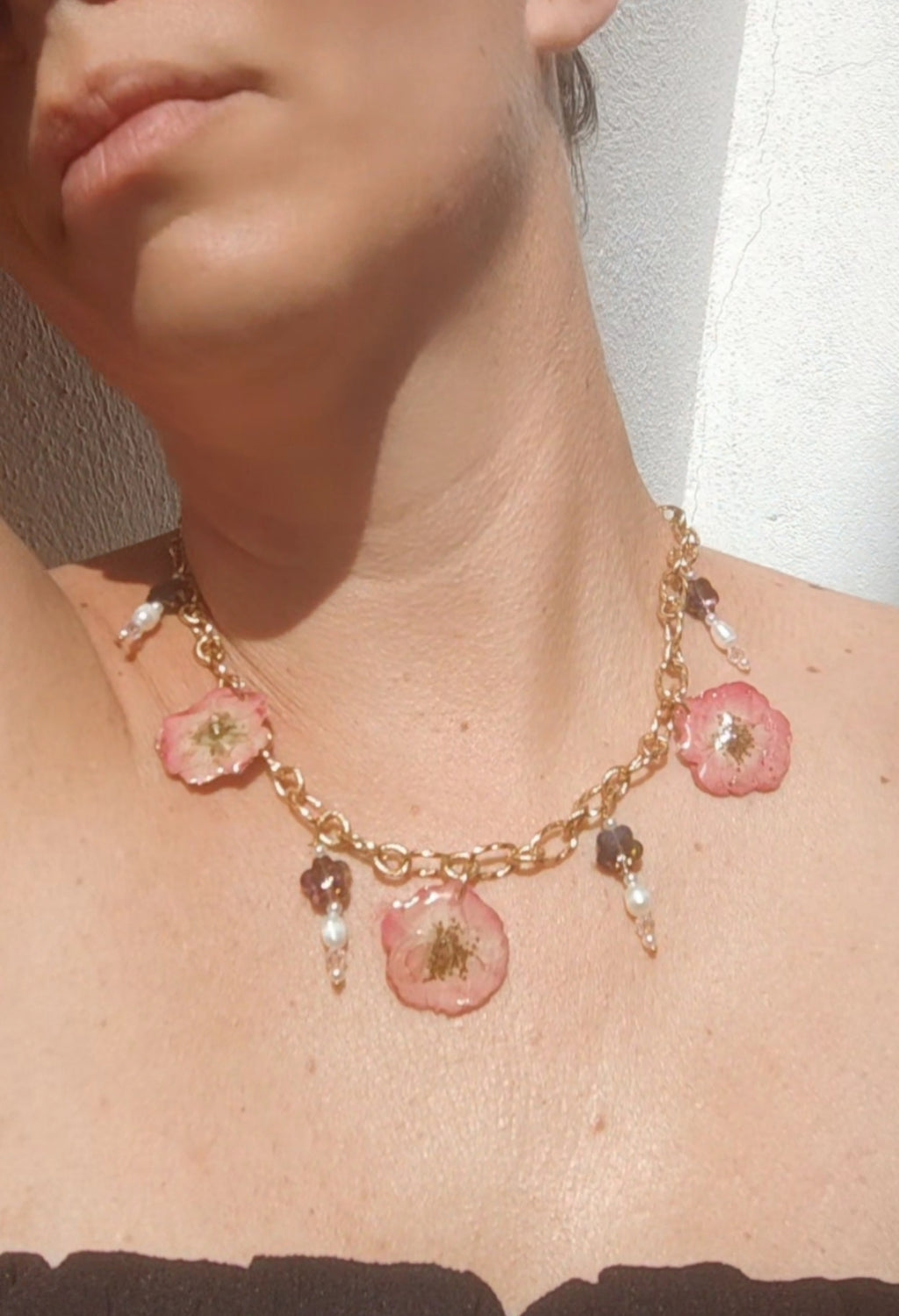 Collar de rosas reales, cristal facetado y perlas naturales