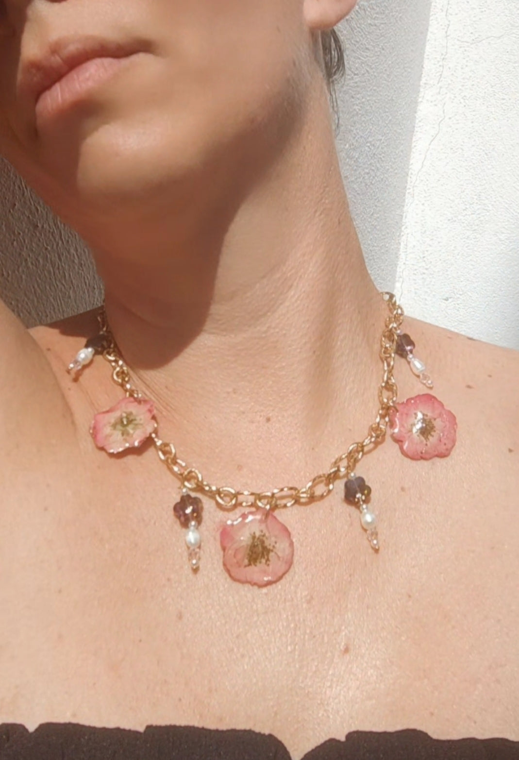 Collar de rosas reales, cristal facetado y perlas naturales