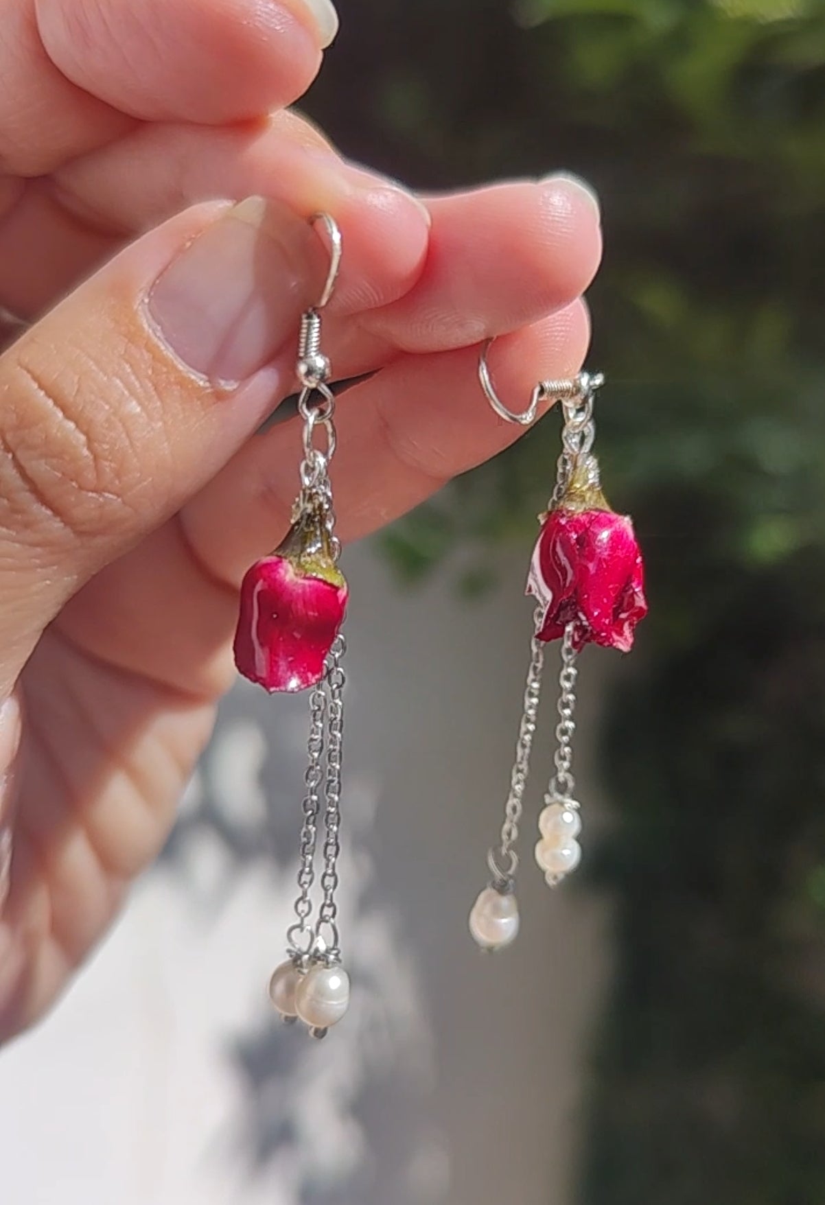 Pendientes artesanales con rosas reales y perlas naturales. Joyería botánica única en acero inoxidable