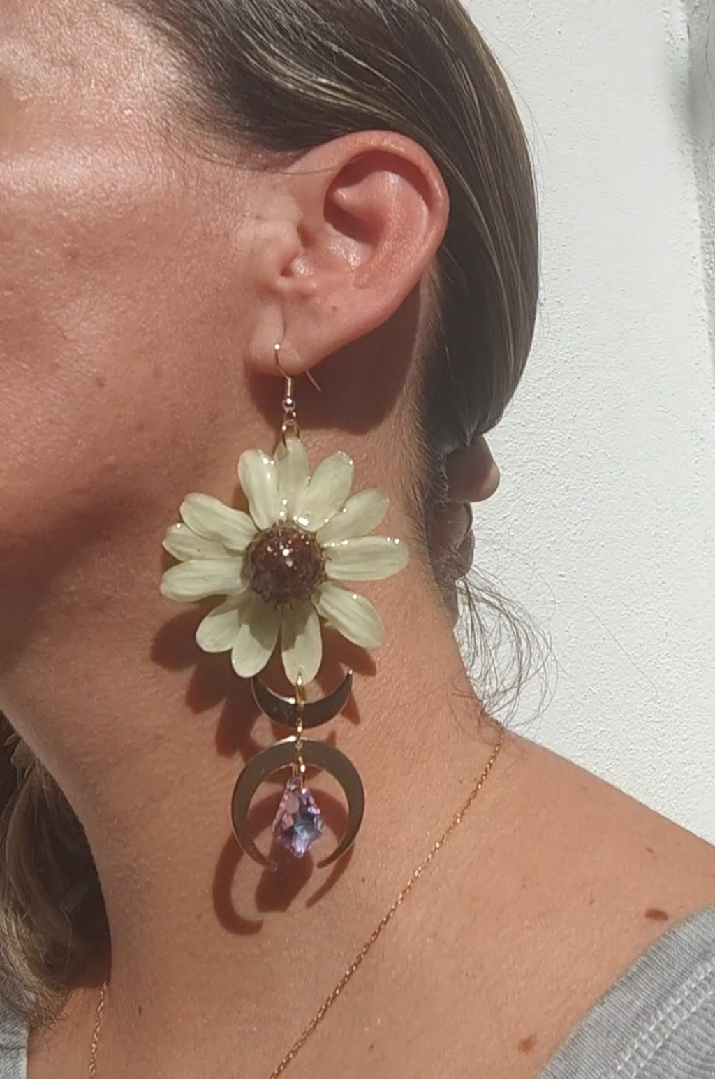 Pendientes con margaritas reales resinadas blancas y luna dorada. Joyas naturales hechas a mano. Pendientes únicos de resina y acero inoxidable