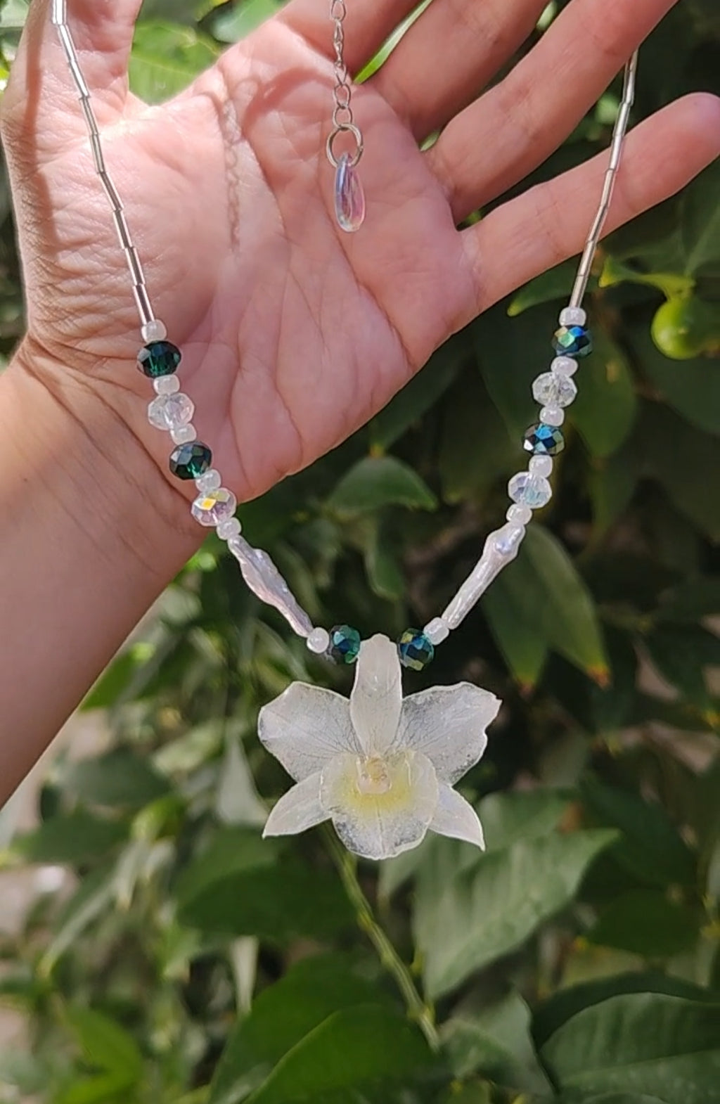 Collar orquídea dendrobium blanca en resina. Joyería artesanal con cristal checo y perlas. Collar ajustable elegante