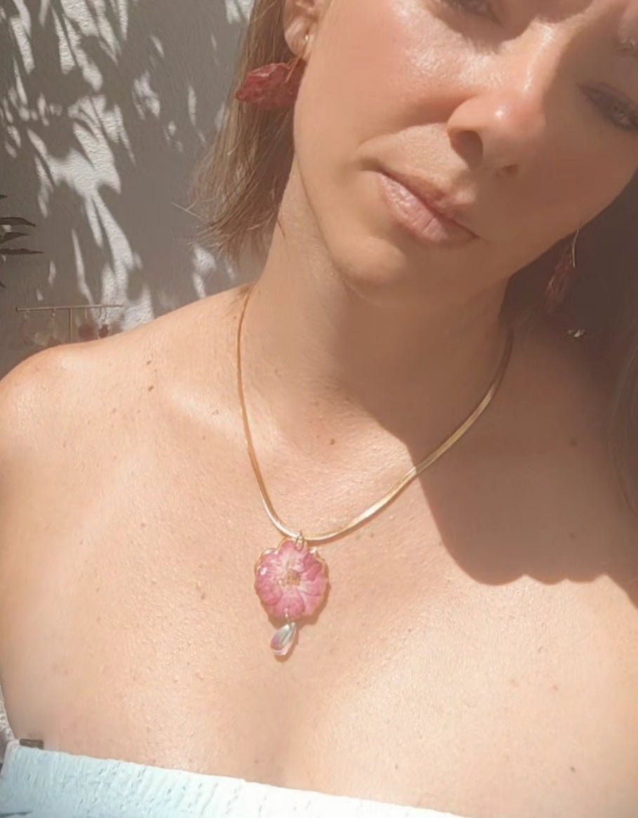 Conjunto de rosas reales resinadas, collar, anillo y pendientes