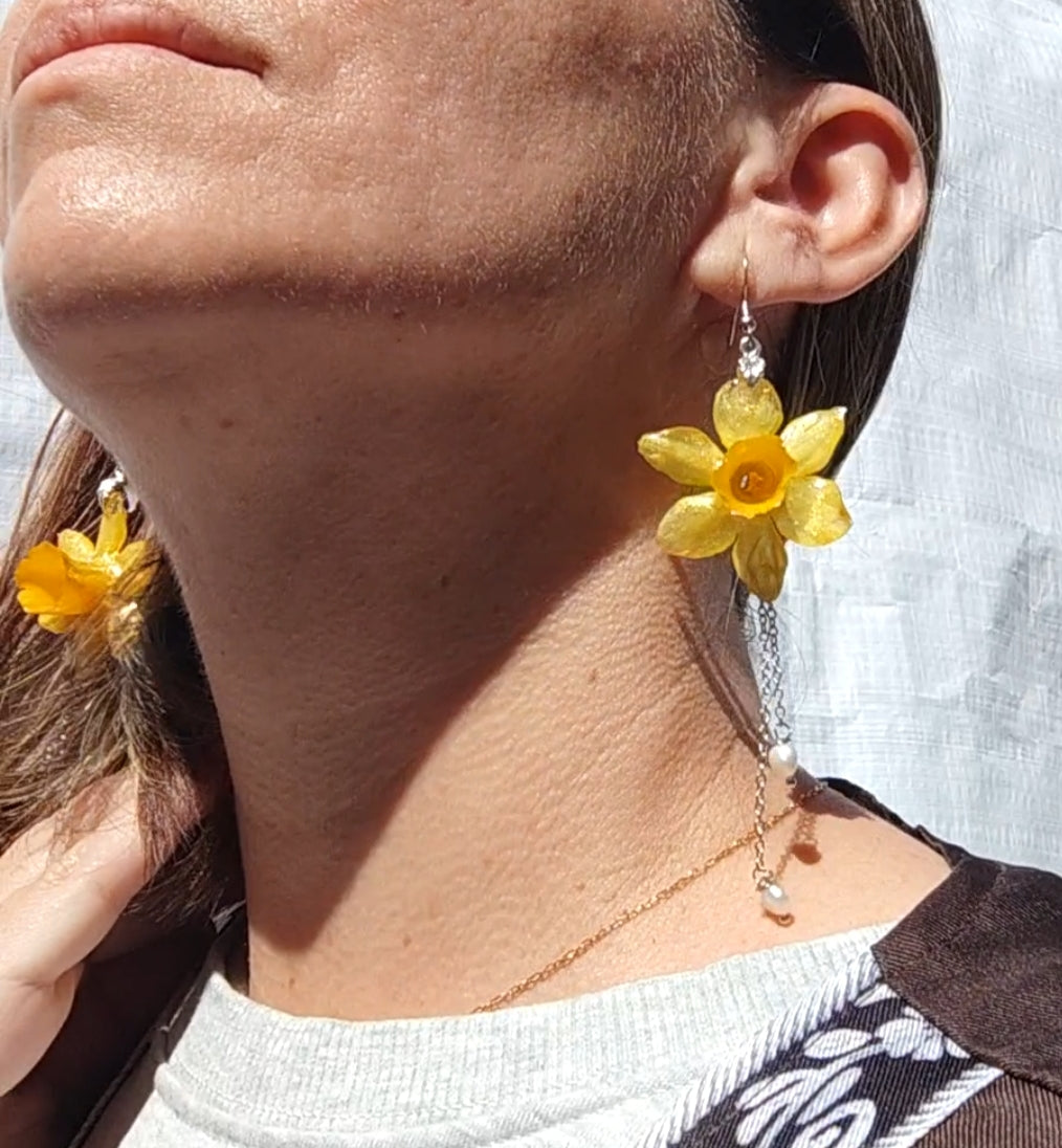 Pendientes de Narciso Real con Perlas Naturales | Flores Preservadas en Resina con Nácar Dorado | Joyería Floral Hecha a Mano