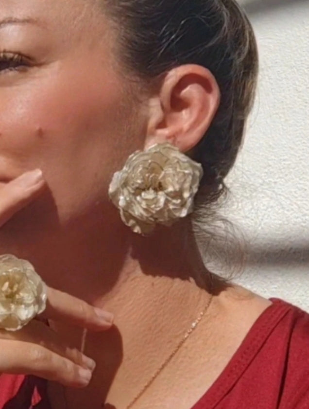 Pendientes artesanos de rosas reales resinadas