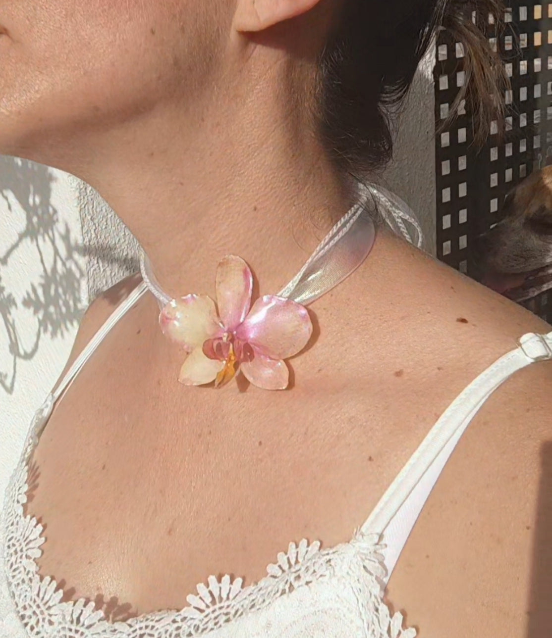 Collar con orquídea real en resina