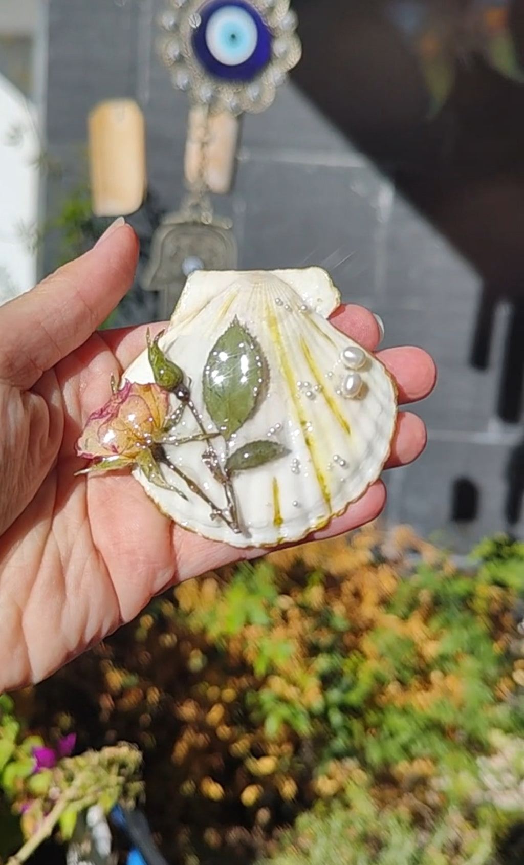 Clip de Pelo con Concha Natural, Rosa Real Resinada y Perlas de Río. Horquilla Artesanal Única. Accesorio Boho Hecho a Mano