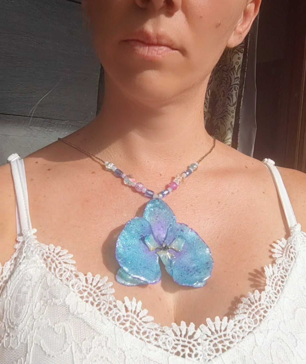 Collar de orquídea real resinada