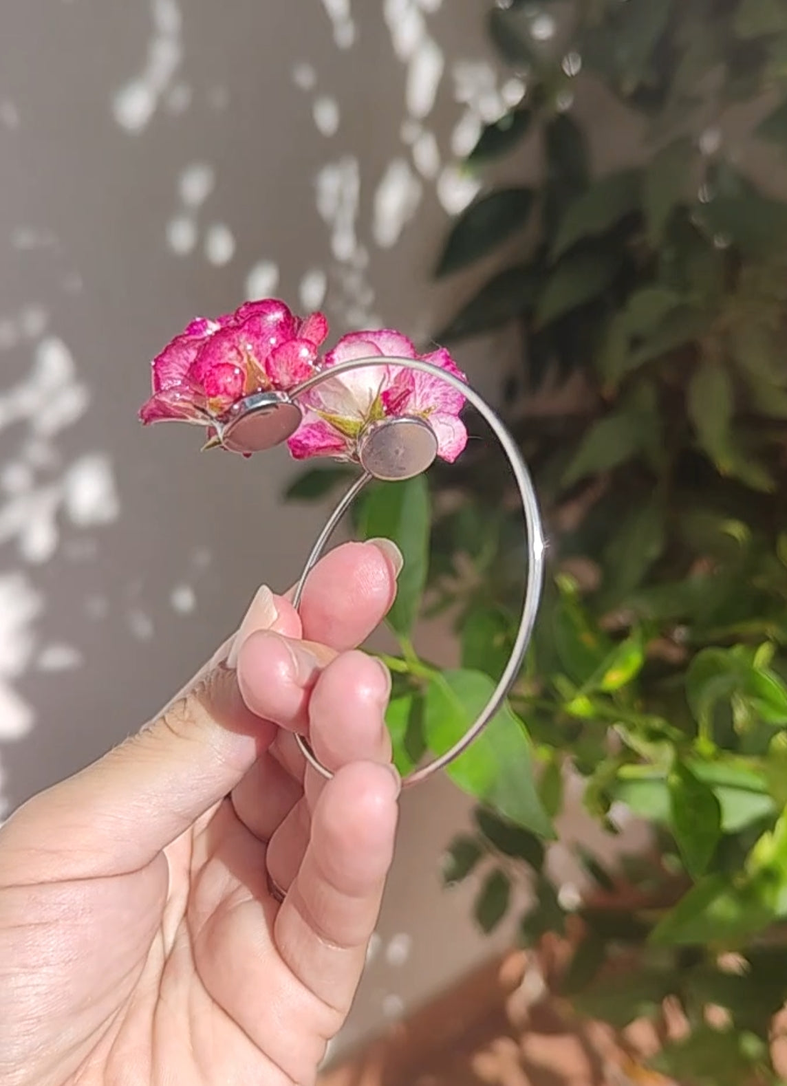 Pulsera de Rosas Reales. Brazalete de Acero Inoxidable con Rosas Preservadas en Resina, Joyería Artesanal, Regalo Romántico para Ella