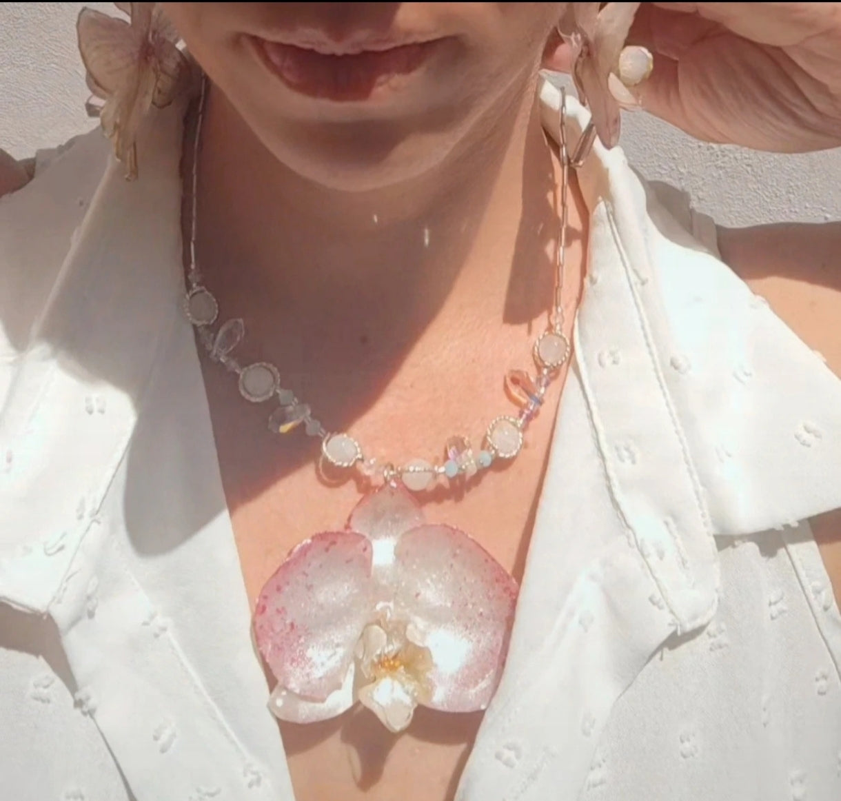Collar de orquídea real resinada