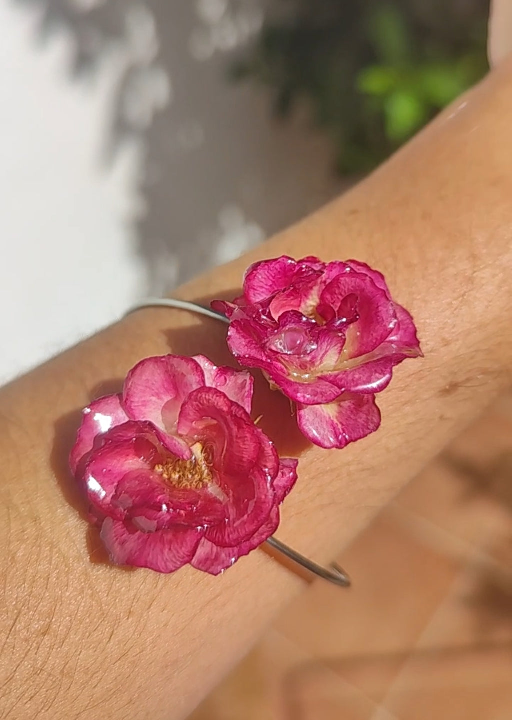 Pulsera de Rosas Reales. Brazalete de Acero Inoxidable con Rosas Preservadas en Resina, Joyería Artesanal, Regalo Romántico para Ella
