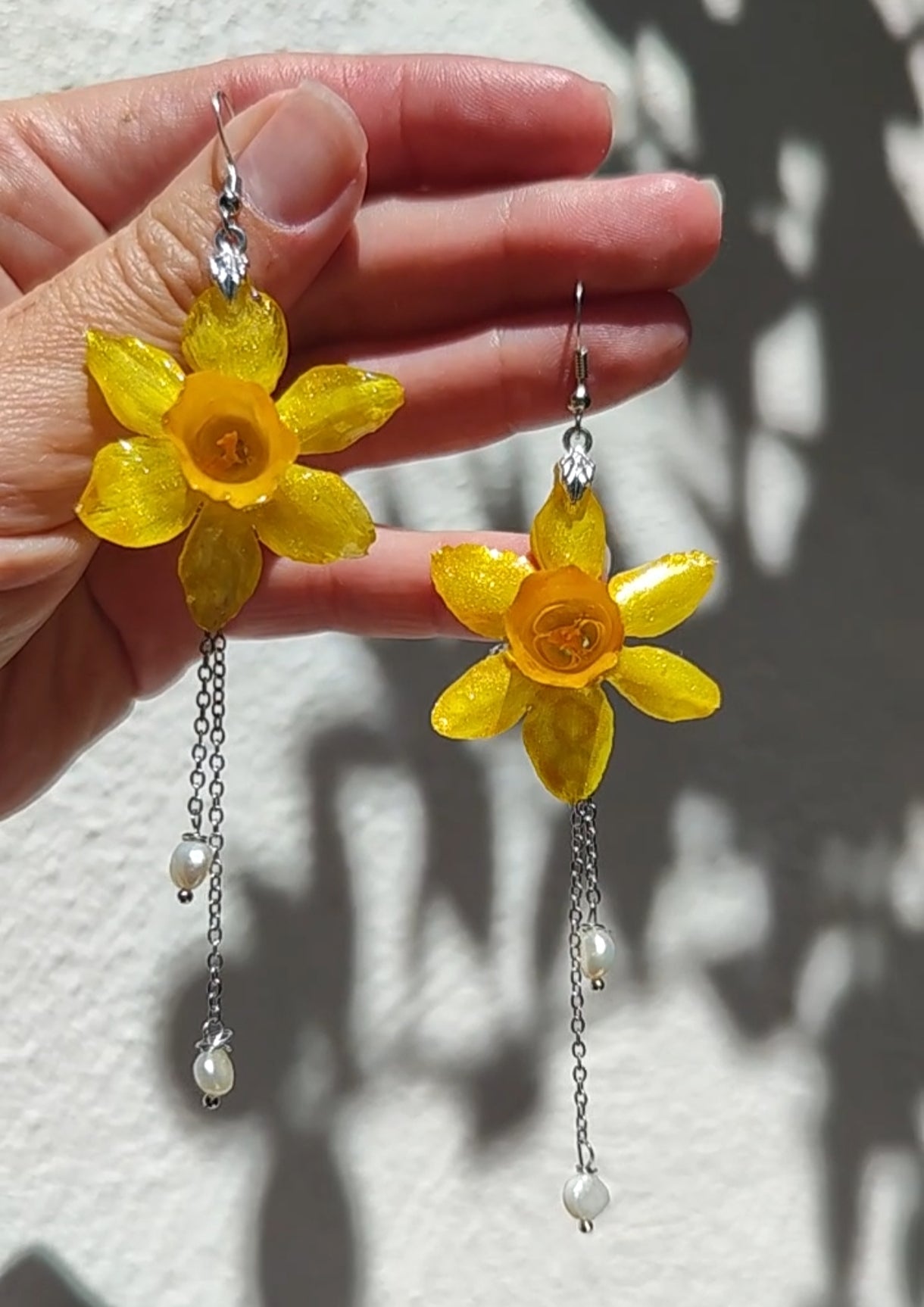 Pendientes de Narciso Real con Perlas Naturales | Flores Preservadas en Resina con Nácar Dorado | Joyería Floral Hecha a Mano