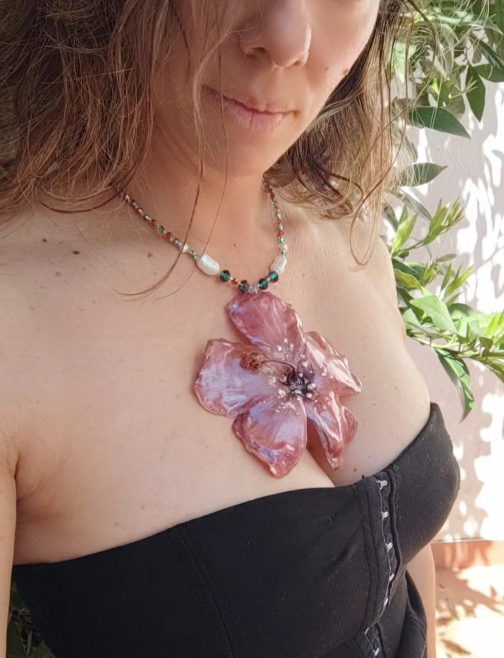 Collar Hibisco Rojo Hecho a Mano, Collar con Perlas Barrocas Naturales, Cristal Facetado y Nácar Iridiscente, Joyería Floral