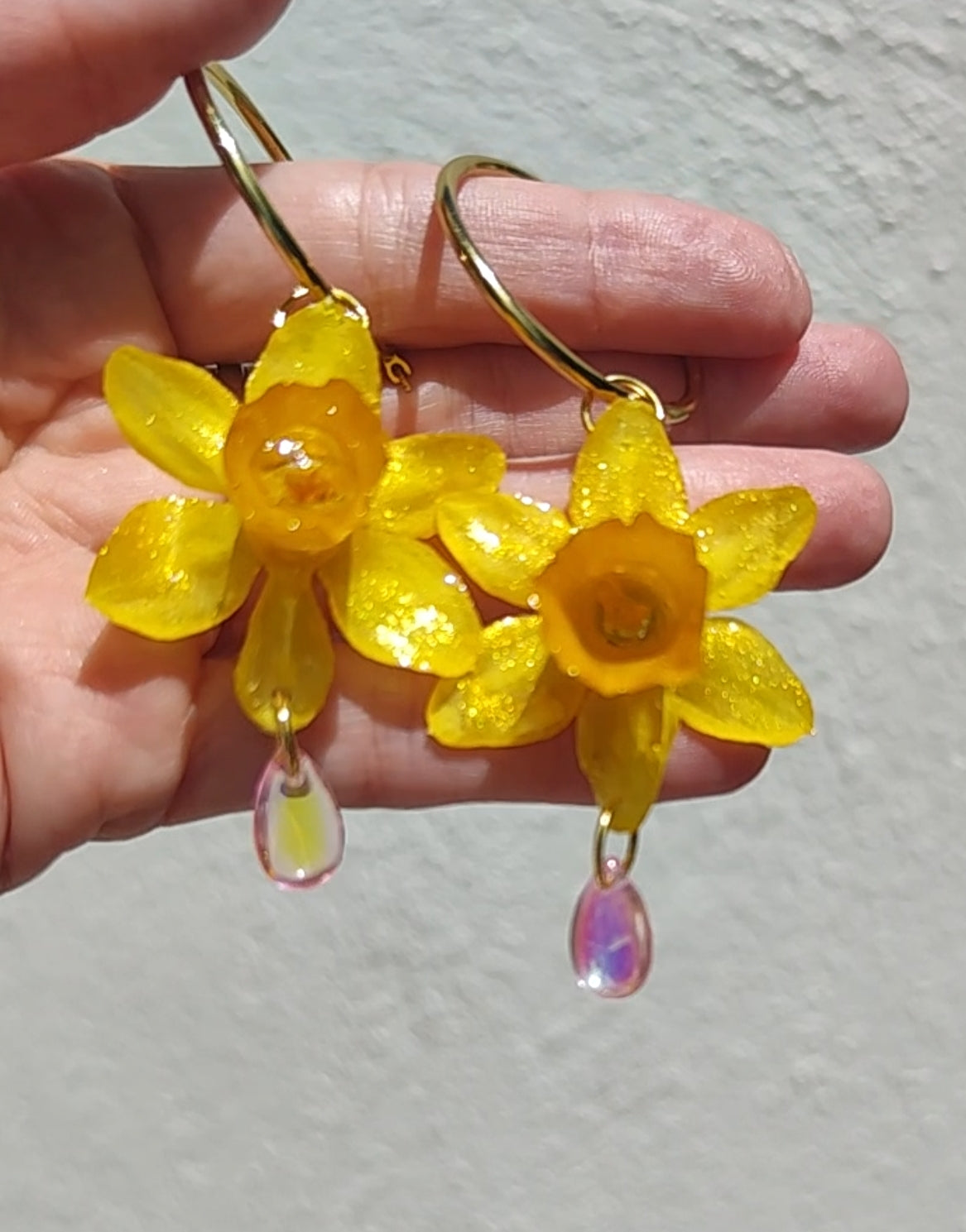 Pendientes de Narciso Real en Resina. Flores Naturales Pintadas con Nácar Dorado. Aros de Acero Inoxidable. Joyería Floral Hecha a Mano