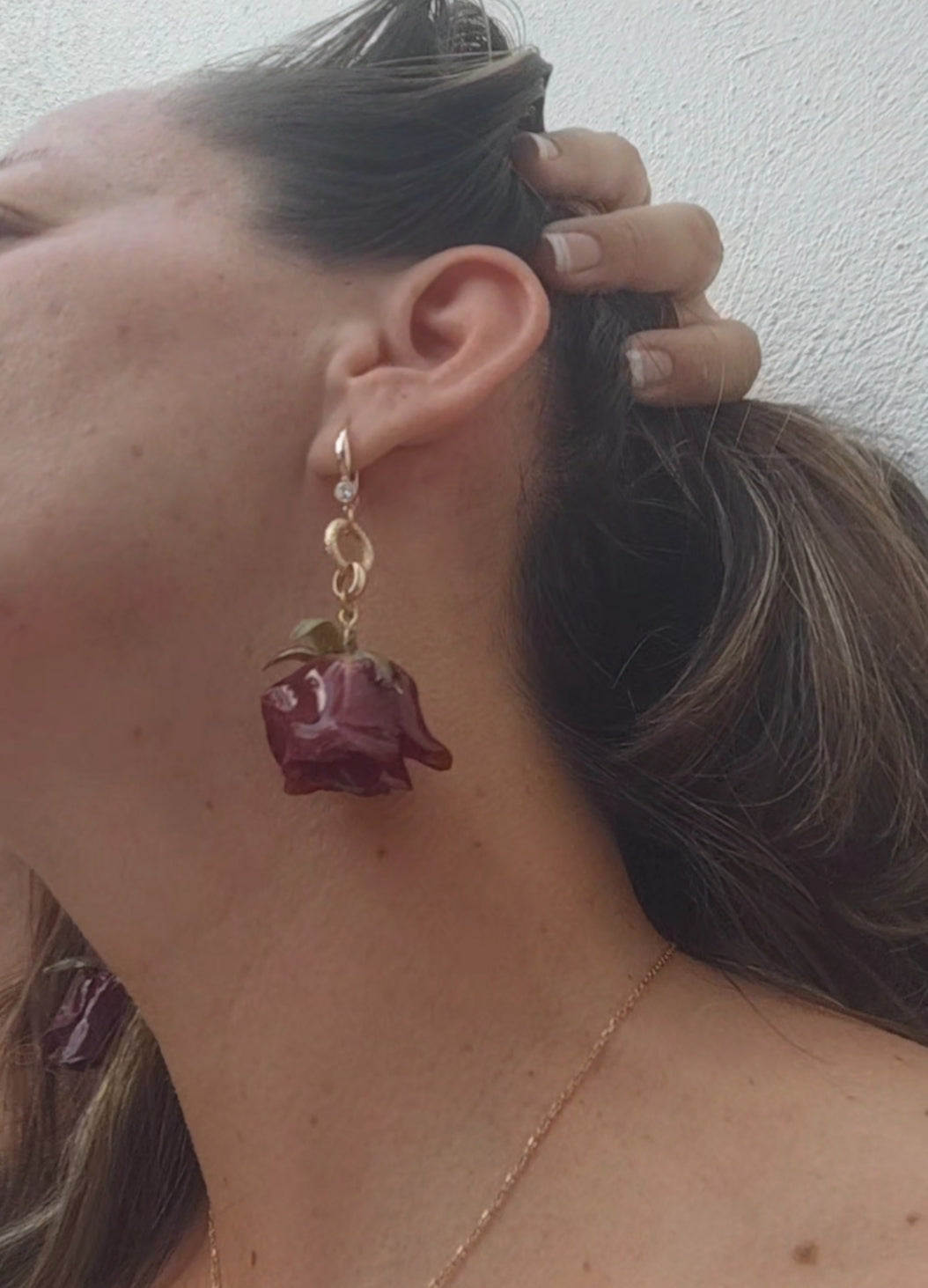Pendientes de Rosa Real en Resina. En Oro 18 k con Circonita . Joya Artesanal Romántica Regalo Mujer. Pendientes rosas auténticas